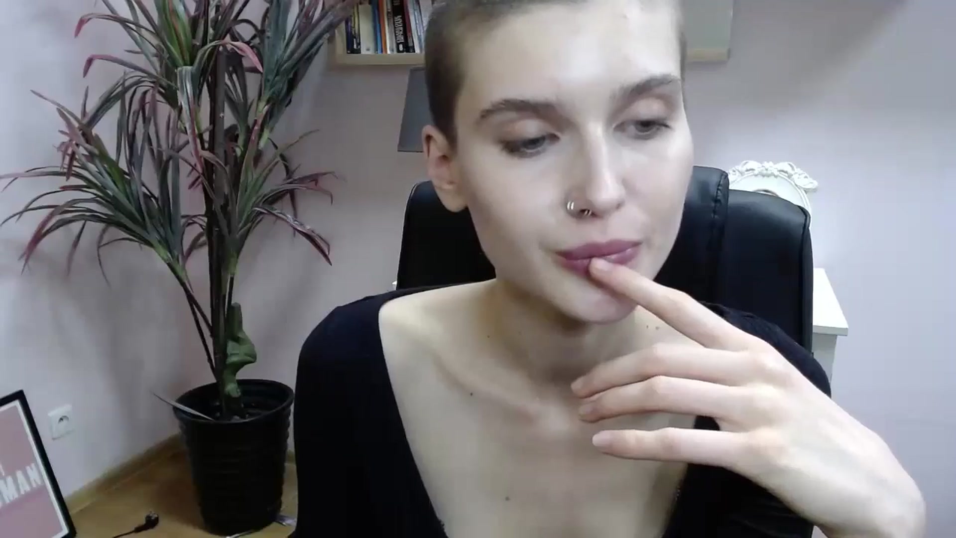 Gallery image thumbnail from SarahPassionX's myfreecams stream on, 05/16/2024, 18:26 image 16 of 20
