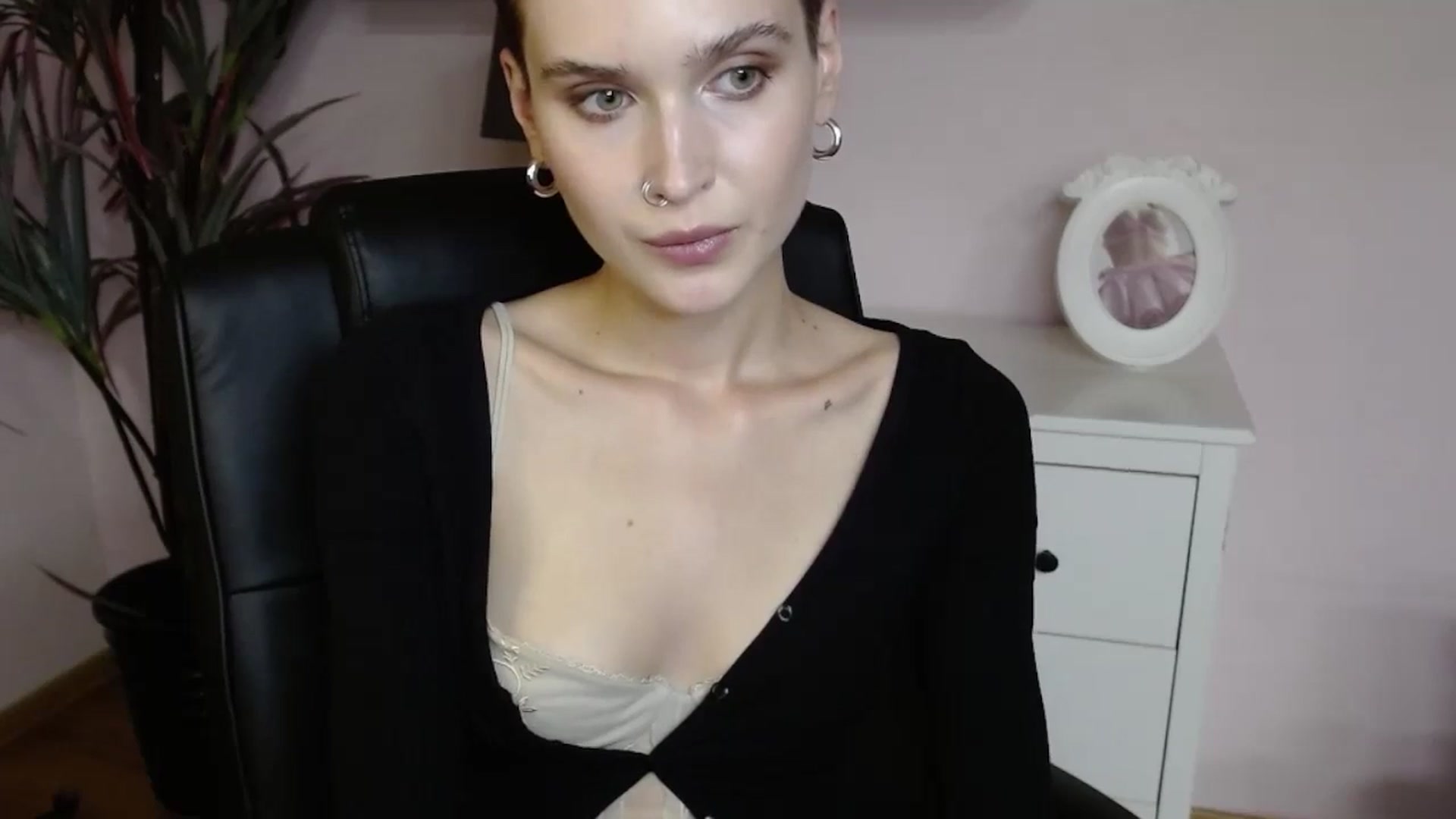 Gallery image thumbnail from SarahPassionX's myfreecams stream on, 05/19/2024, 14:01 image 6 of 20