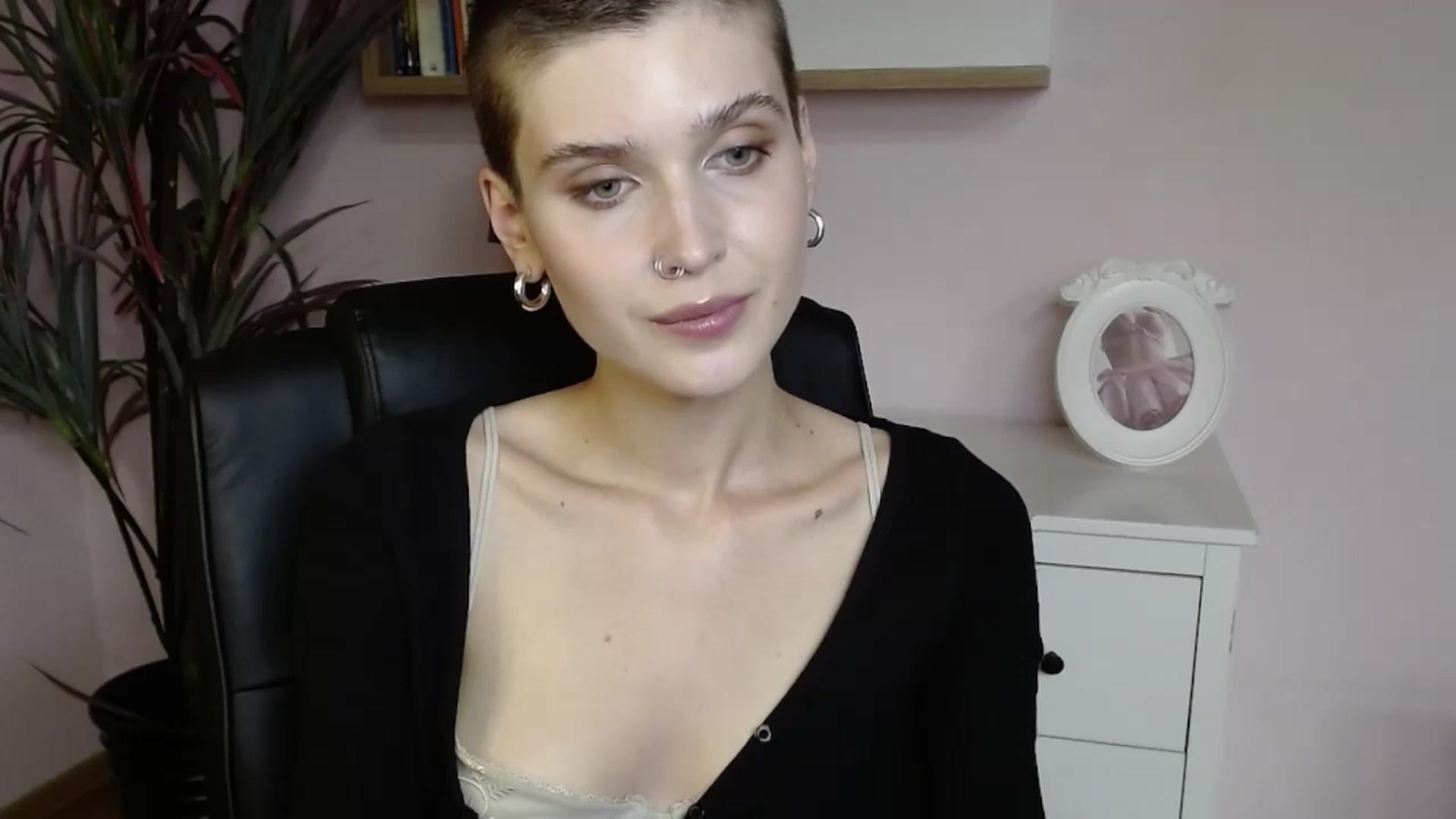 Gallery image thumbnail from SarahPassionX's myfreecams stream on, 05/19/2024, 14:01 image 12 of 20