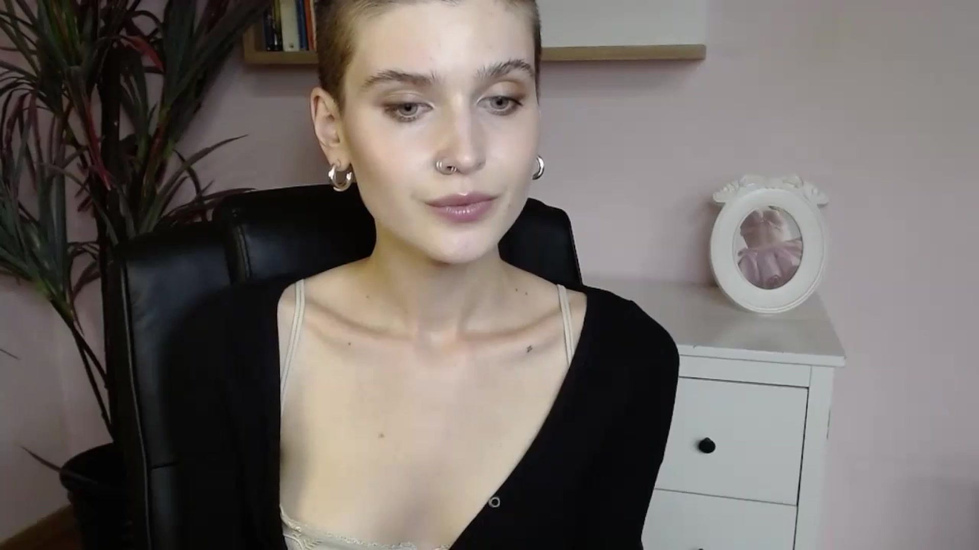 Gallery image thumbnail from SarahPassionX's myfreecams stream on, 05/19/2024, 14:01 image 10 of 20