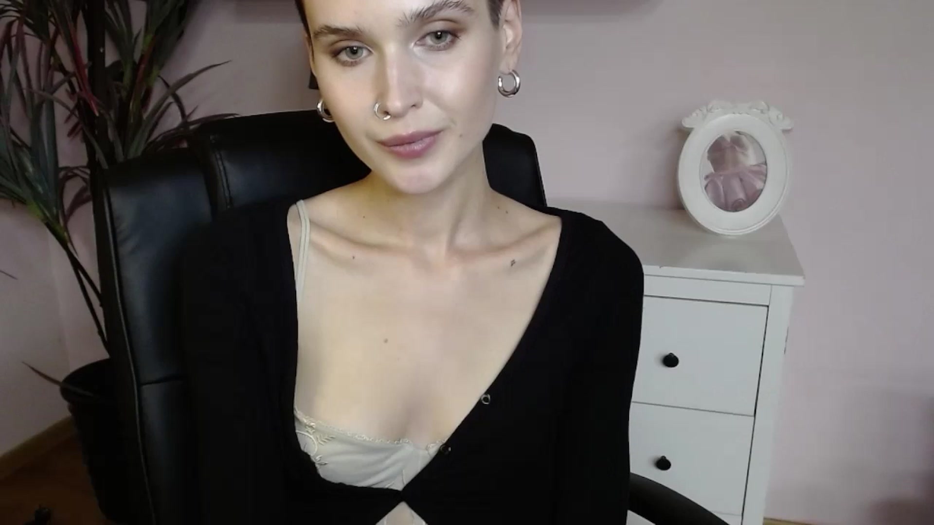 Gallery image thumbnail from SarahPassionX's myfreecams stream on, 05/19/2024, 14:01 image 4 of 20