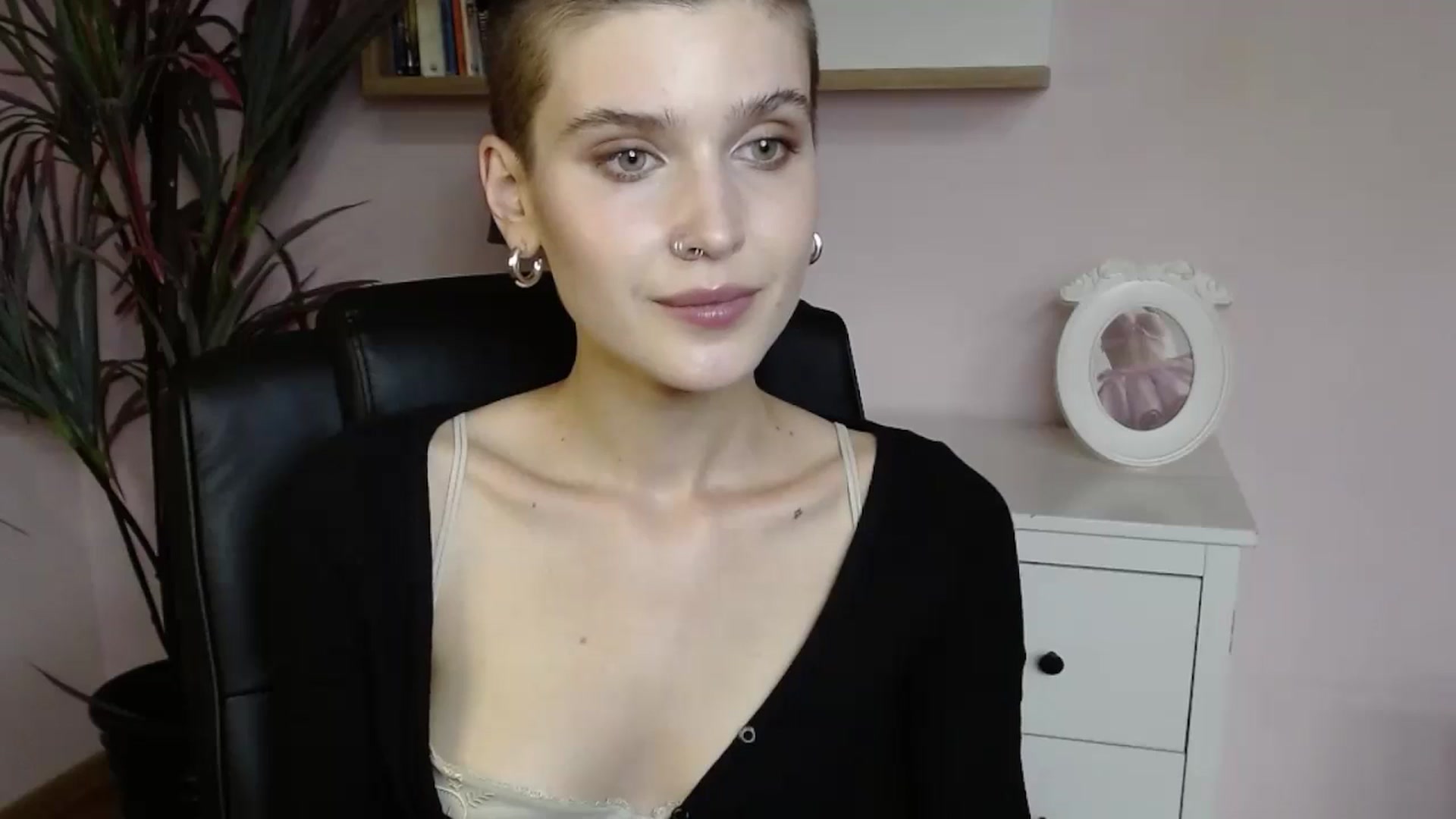 Gallery image thumbnail from SarahPassionX's myfreecams stream on, 05/19/2024, 14:01 image 11 of 20