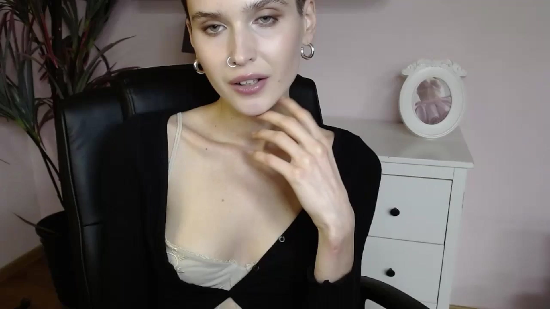Gallery image thumbnail from SarahPassionX's myfreecams stream on, 05/19/2024, 14:01 image 1 of 20