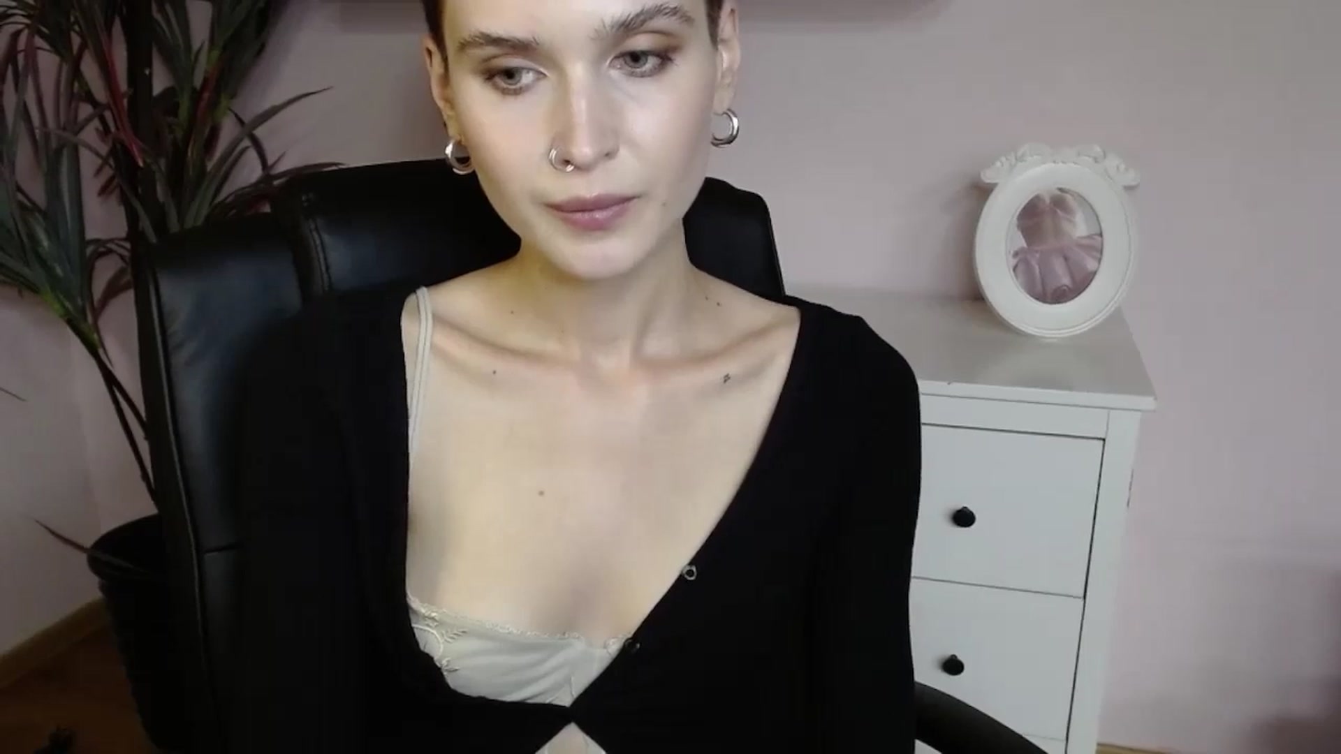 Gallery image thumbnail from SarahPassionX's myfreecams stream on, 05/19/2024, 14:01 image 5 of 20