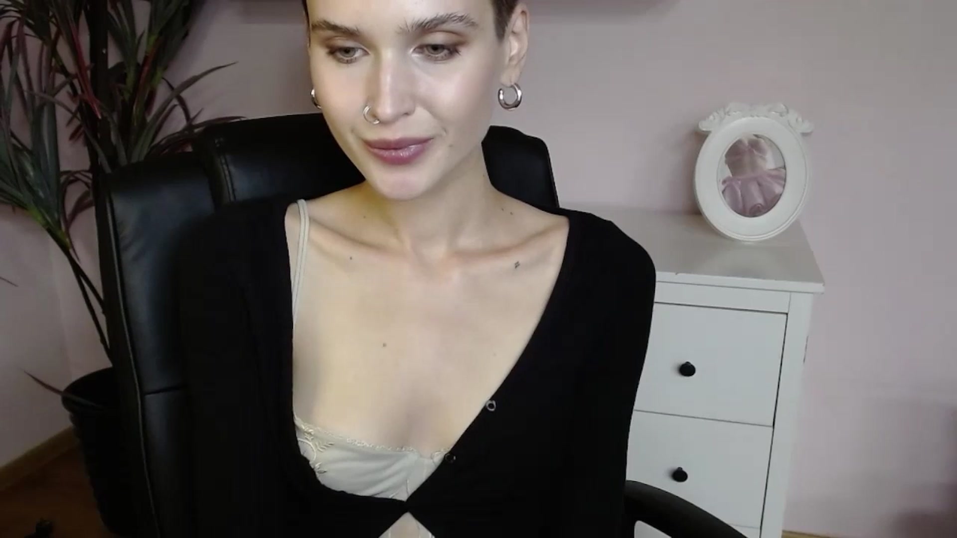Gallery image thumbnail from SarahPassionX's myfreecams stream on, 05/19/2024, 14:01 image 3 of 20