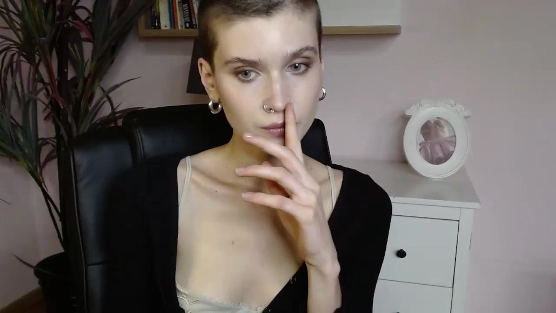 Gallery image thumbnail from SarahPassionX's myfreecams stream on, 05/19/2024, 14:01 image 9 of 20