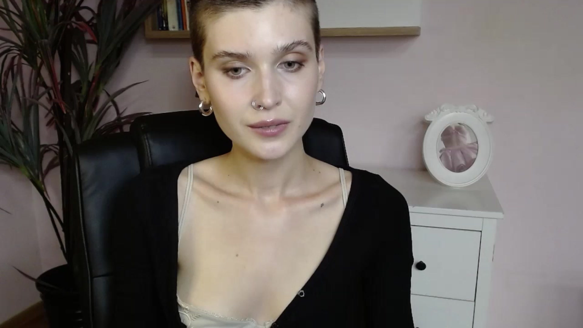 Gallery image thumbnail from SarahPassionX's myfreecams stream on, 05/19/2024, 14:01 image 13 of 20