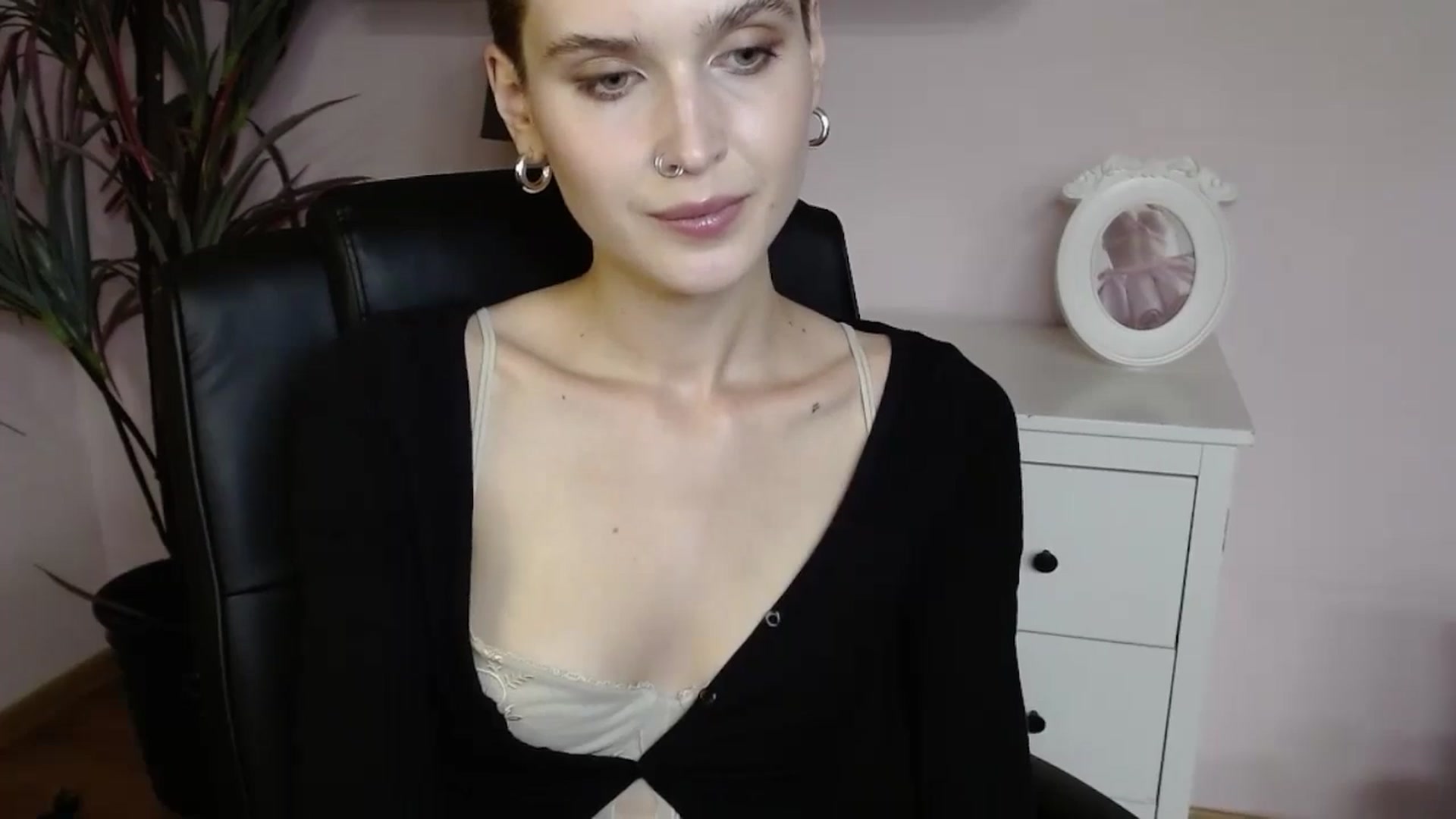 Gallery image thumbnail from SarahPassionX's myfreecams stream on, 05/19/2024, 14:01 image 8 of 20