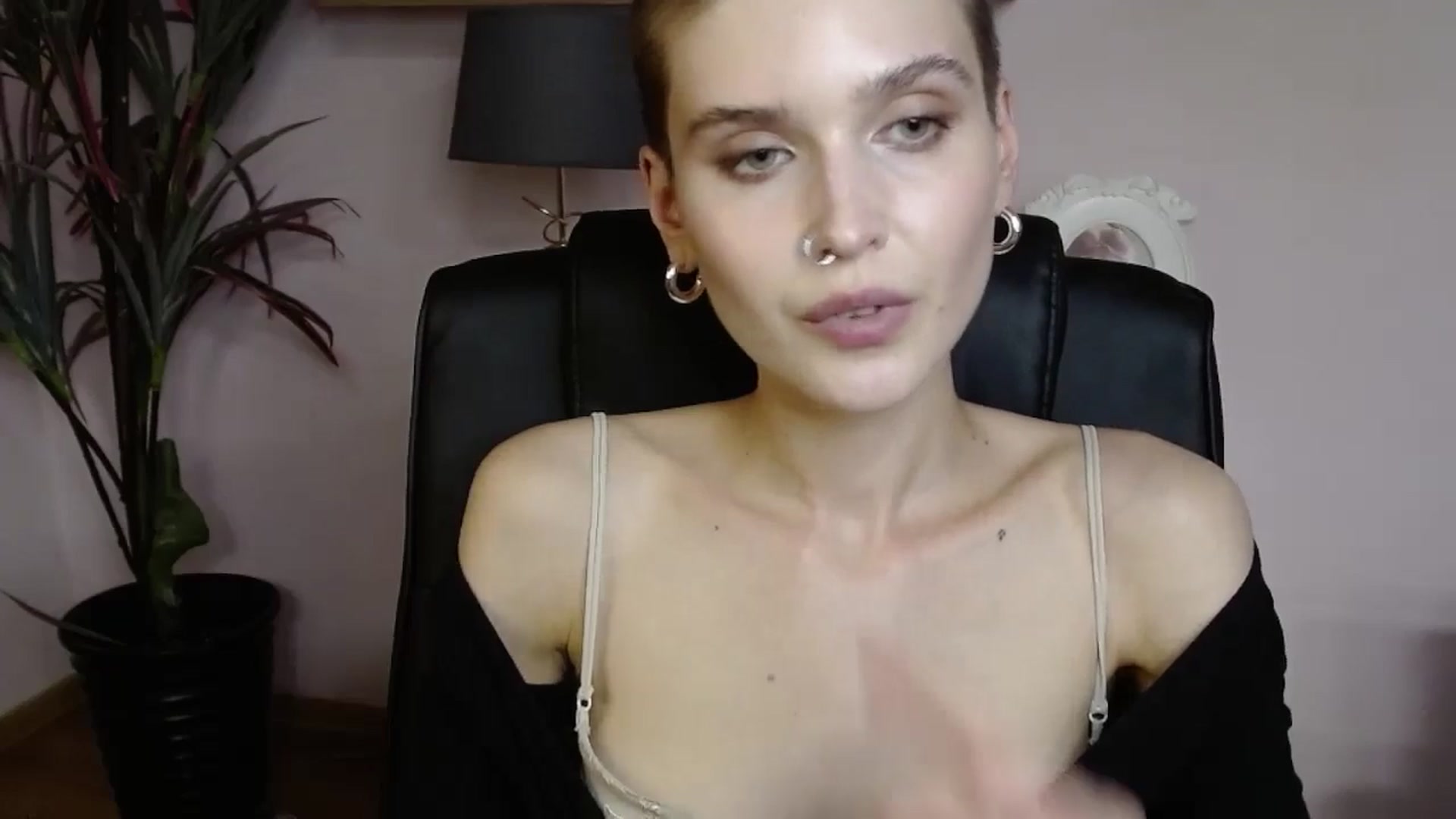 Gallery image thumbnail from SarahPassionX's myfreecams stream on, 05/19/2024, 15:49 image 6 of 20