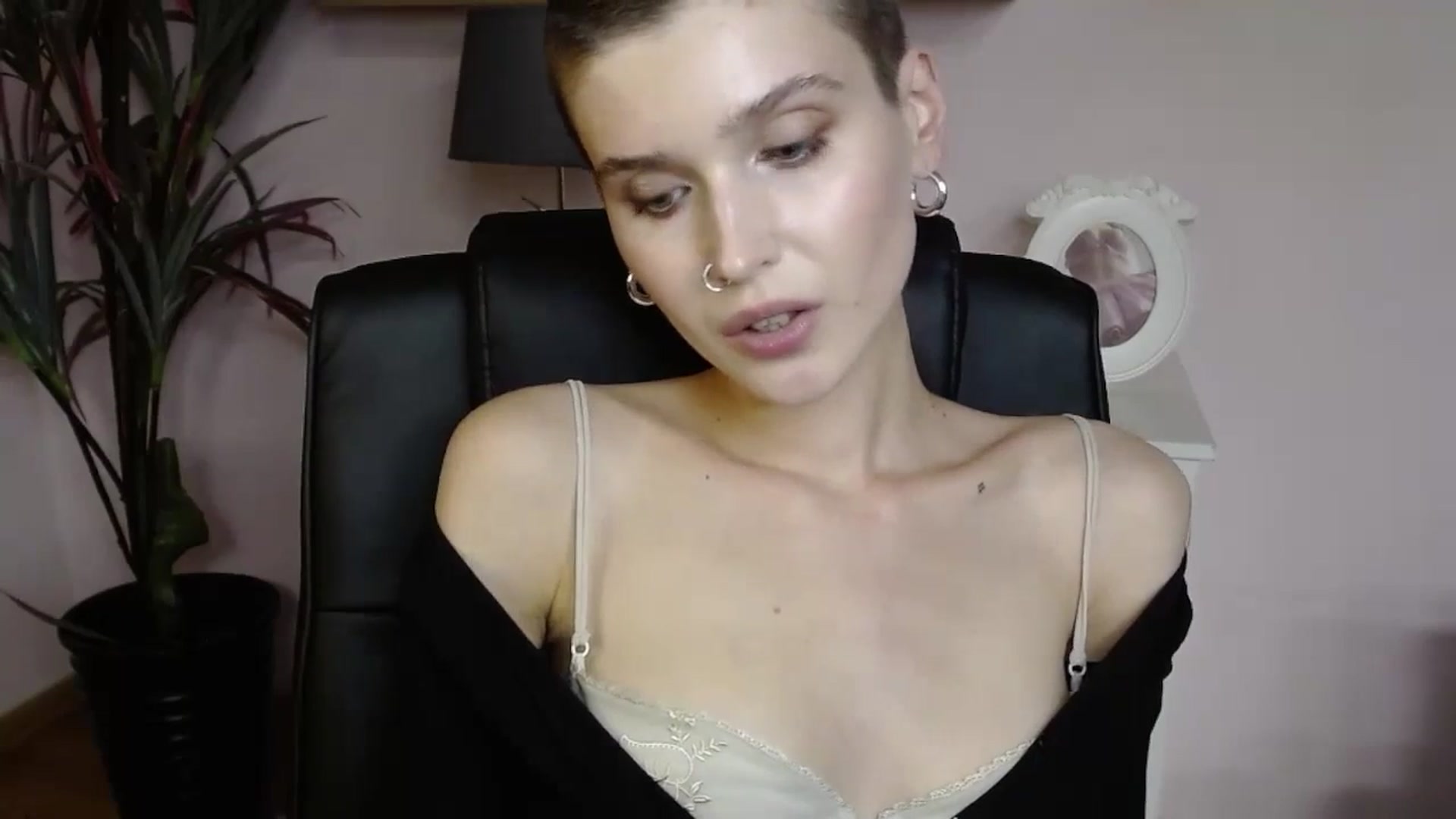 Gallery image thumbnail from SarahPassionX's myfreecams stream on, 05/19/2024, 15:49 image 4 of 20