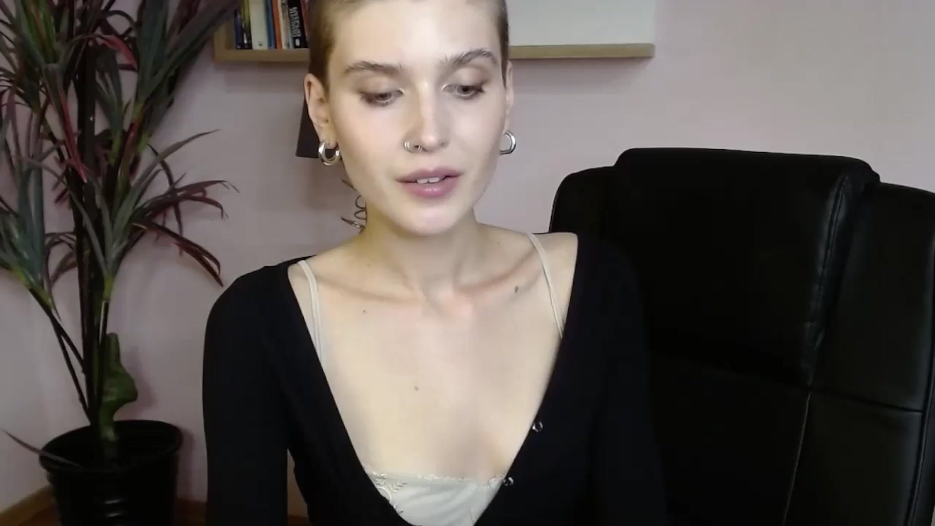 Gallery image thumbnail from SarahPassionX's myfreecams stream on, 05/19/2024, 15:49 image 1 of 20