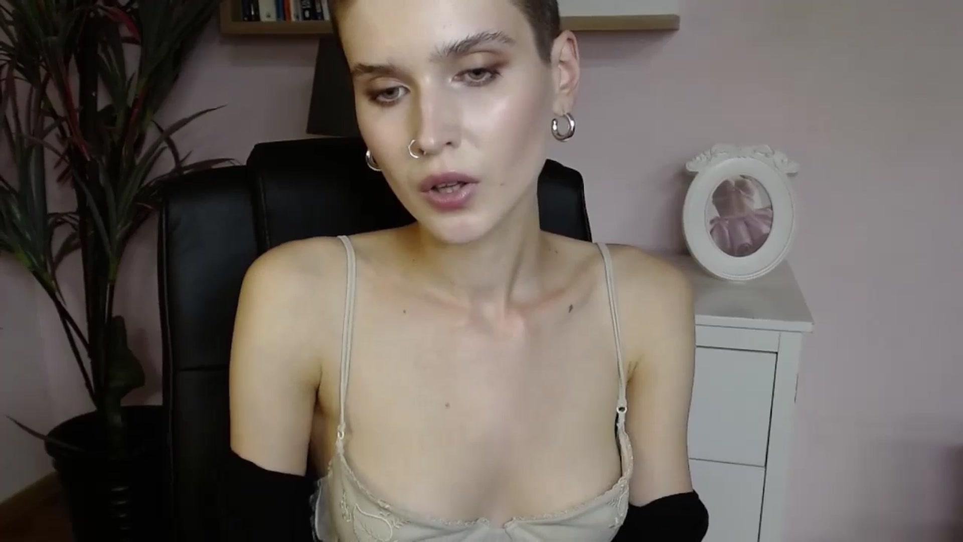 Gallery image thumbnail from SarahPassionX's myfreecams stream on, 05/19/2024, 15:49 image 17 of 20