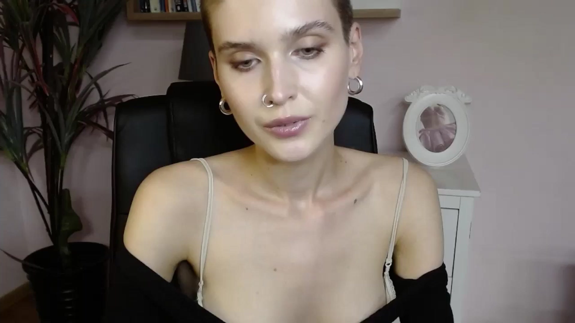 Gallery image thumbnail from SarahPassionX's myfreecams stream on, 05/19/2024, 15:49 image 12 of 20