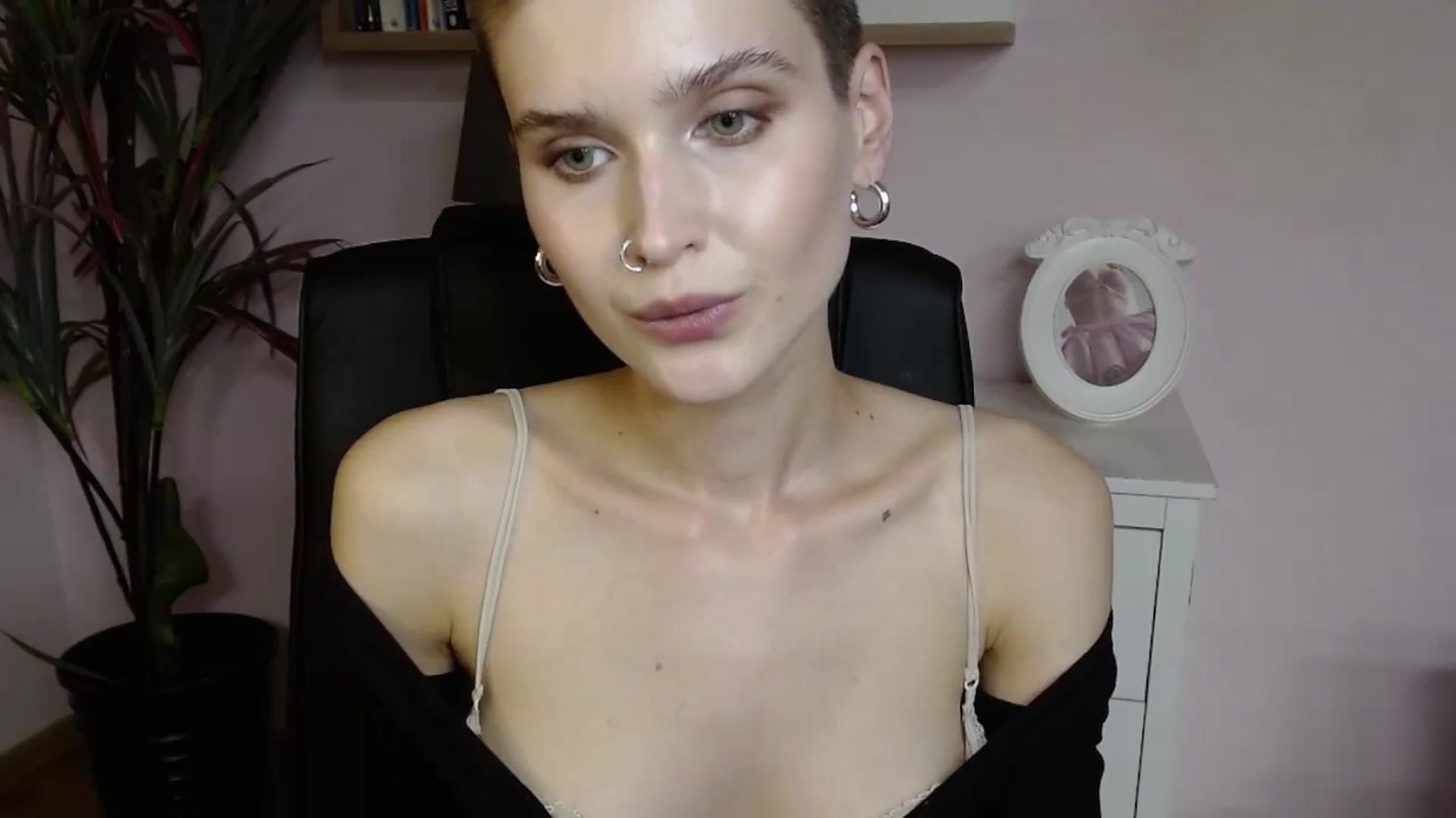 Gallery image thumbnail from SarahPassionX's myfreecams stream on, 05/19/2024, 15:49 image 9 of 20