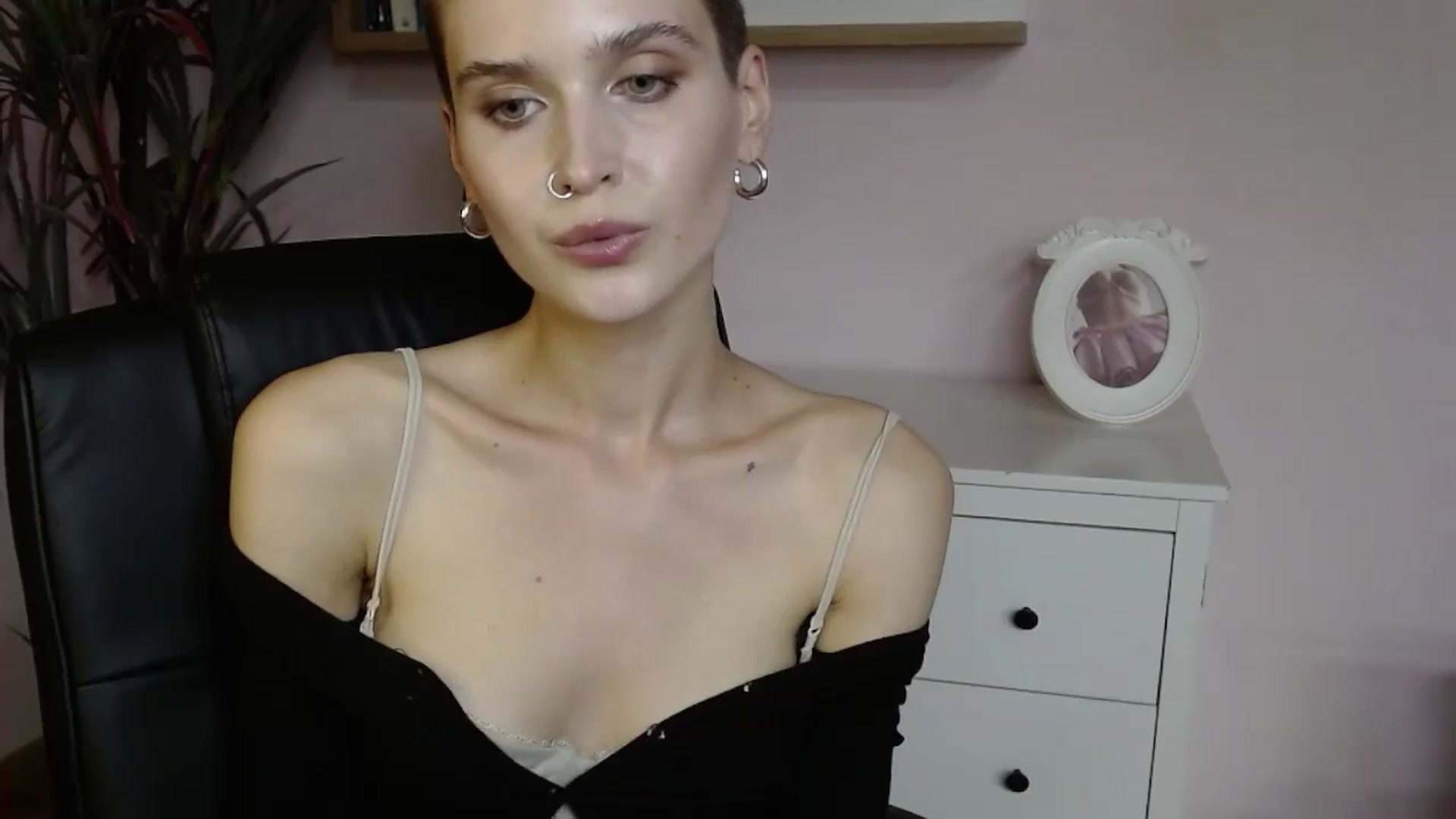 Gallery image thumbnail from SarahPassionX's myfreecams stream on, 05/19/2024, 15:49 image 15 of 20