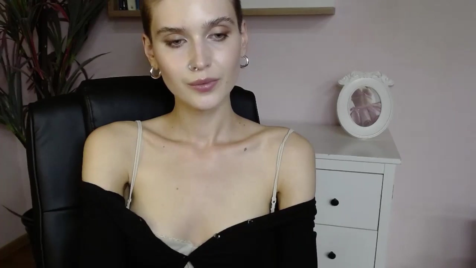 Gallery image thumbnail from SarahPassionX's myfreecams stream on, 05/19/2024, 15:49 image 14 of 20