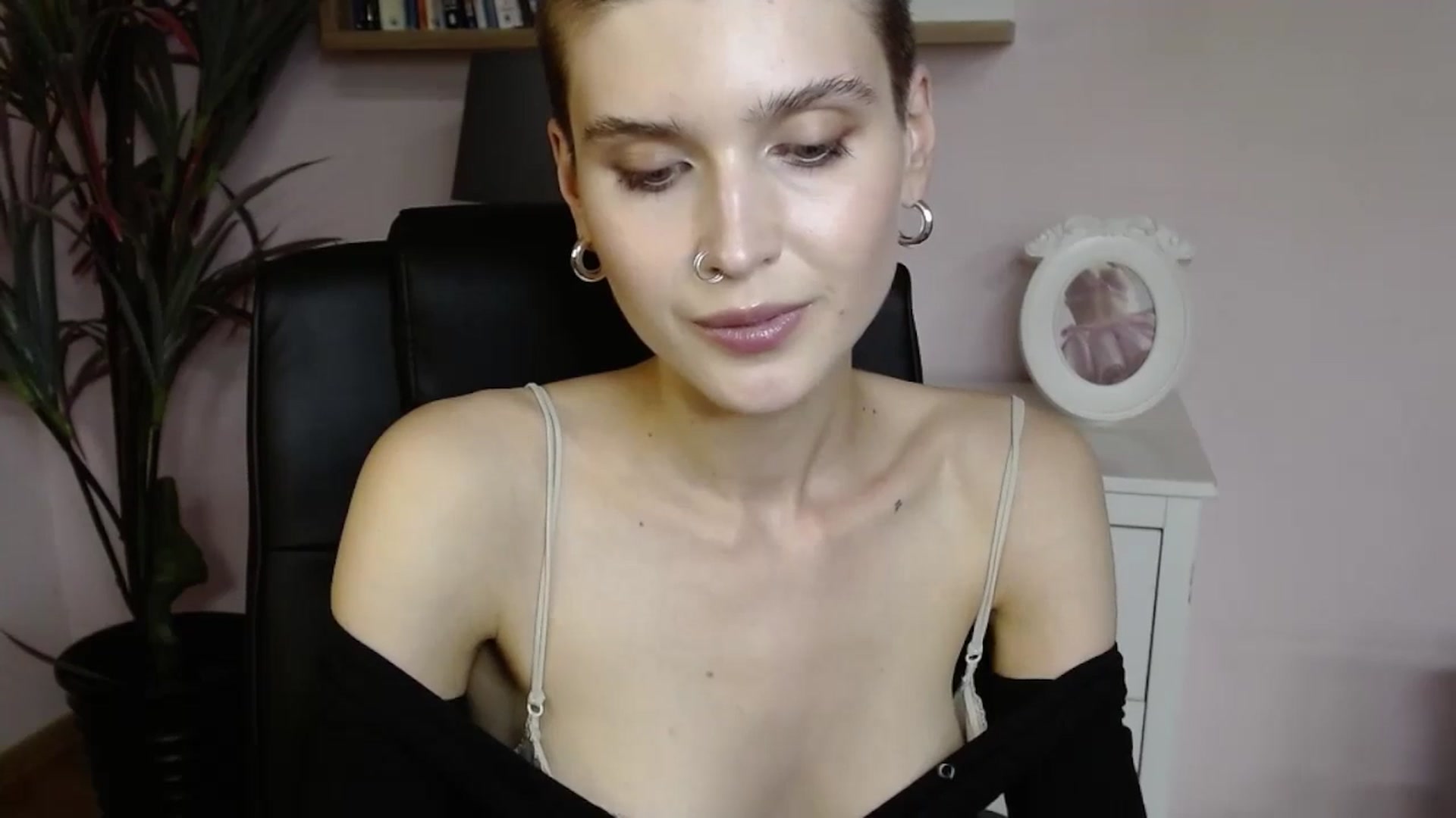 Gallery image thumbnail from SarahPassionX's myfreecams stream on, 05/19/2024, 15:49 image 13 of 20