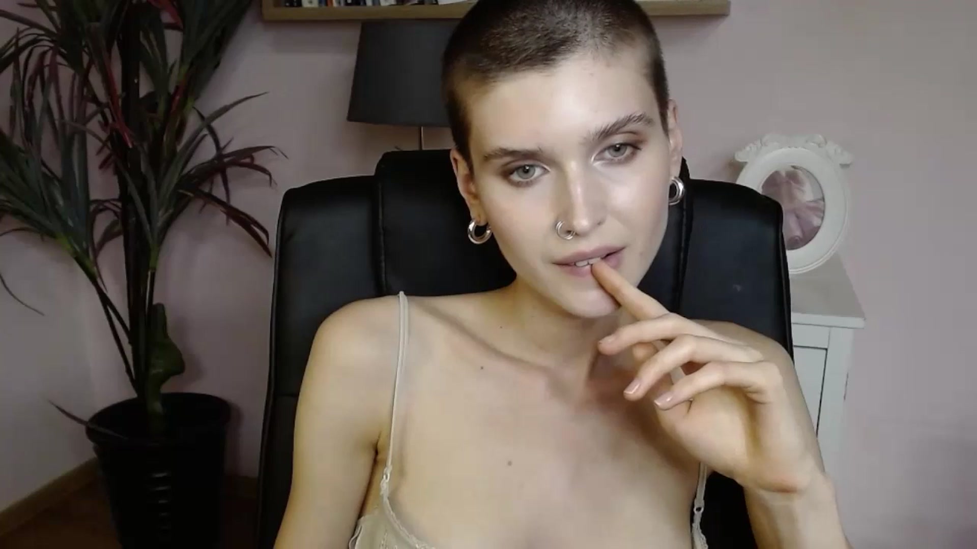 Gallery image thumbnail from SarahPassionX's myfreecams stream on, 05/19/2024, 17:00 image 7 of 20