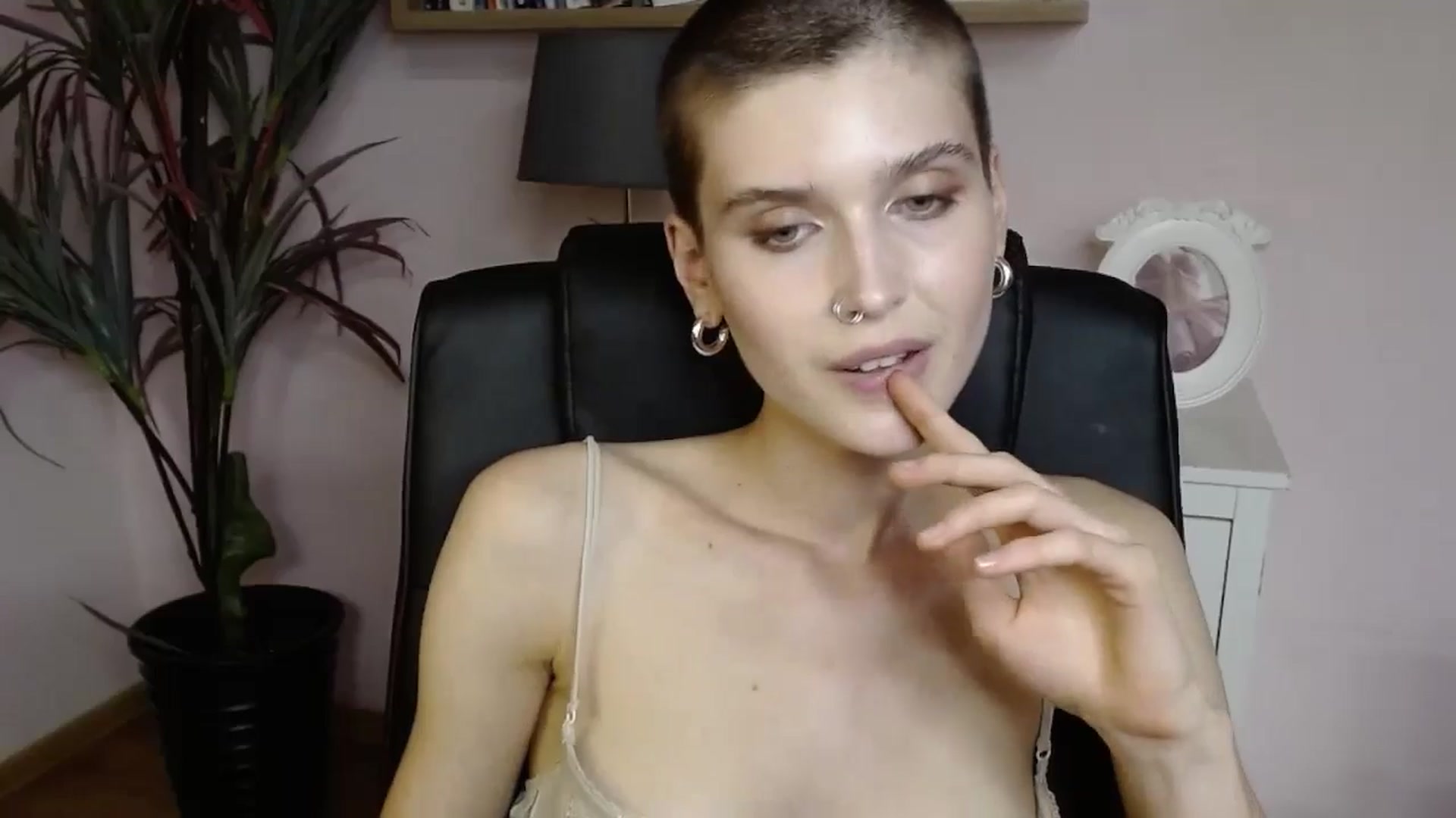 Gallery image thumbnail from SarahPassionX's myfreecams stream on, 05/19/2024, 17:00 image 8 of 20