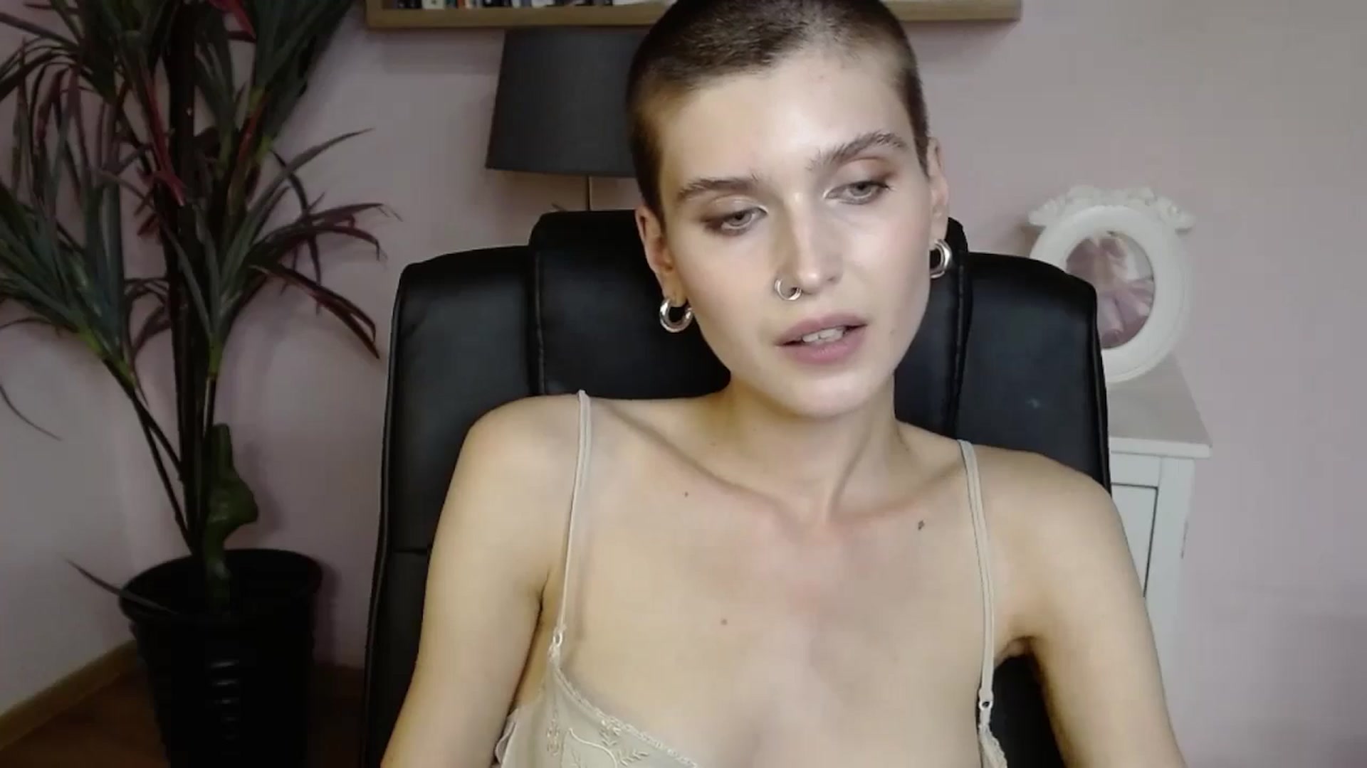 Gallery image thumbnail from SarahPassionX's myfreecams stream on, 05/19/2024, 17:00 image 9 of 20