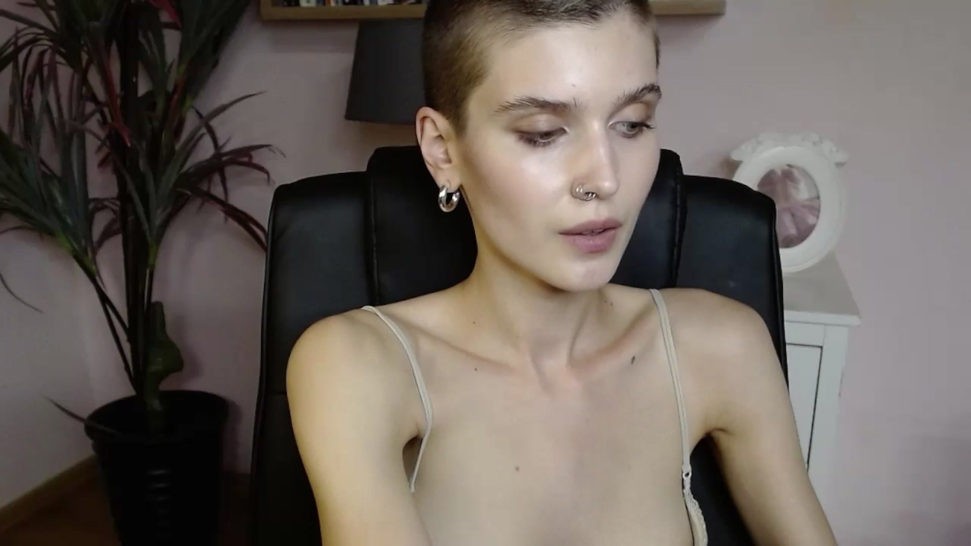 Gallery image thumbnail from SarahPassionX's myfreecams stream on, 05/19/2024, 17:00 image 6 of 20