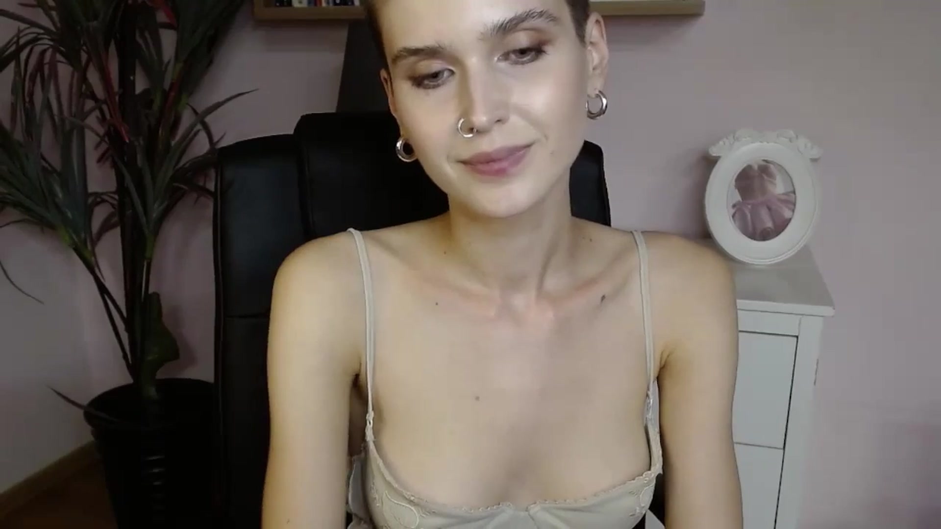 Gallery image thumbnail from SarahPassionX's myfreecams stream on, 05/19/2024, 17:00 image 15 of 20