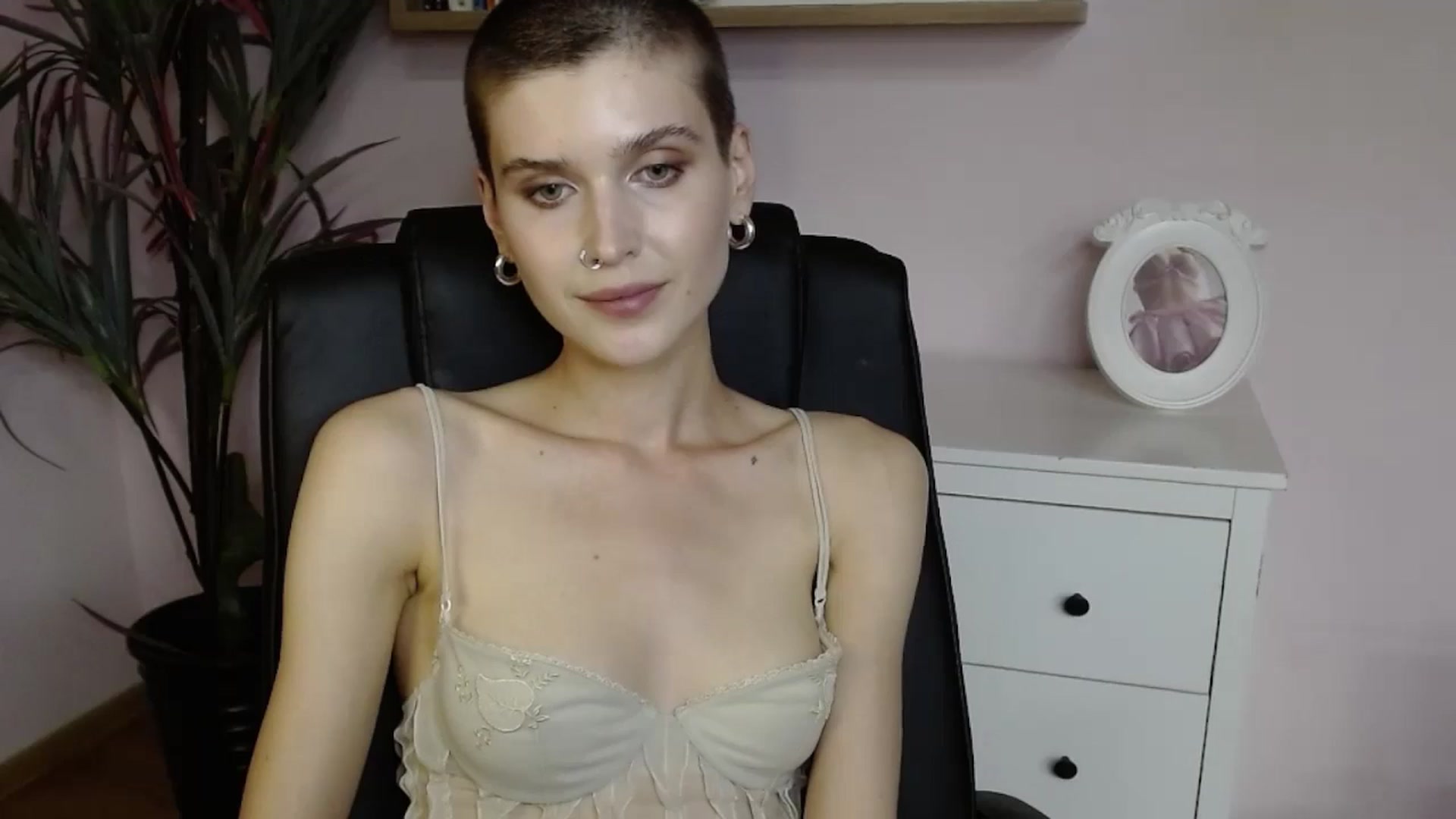 Gallery image thumbnail from SarahPassionX's myfreecams stream on, 05/19/2024, 17:00 image 5 of 20