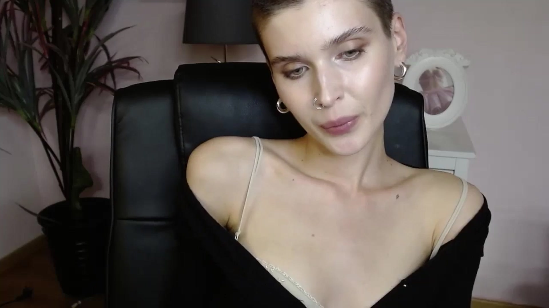 Gallery image thumbnail from SarahPassionX's myfreecams stream on, 05/19/2024, 20:32 image 2 of 20