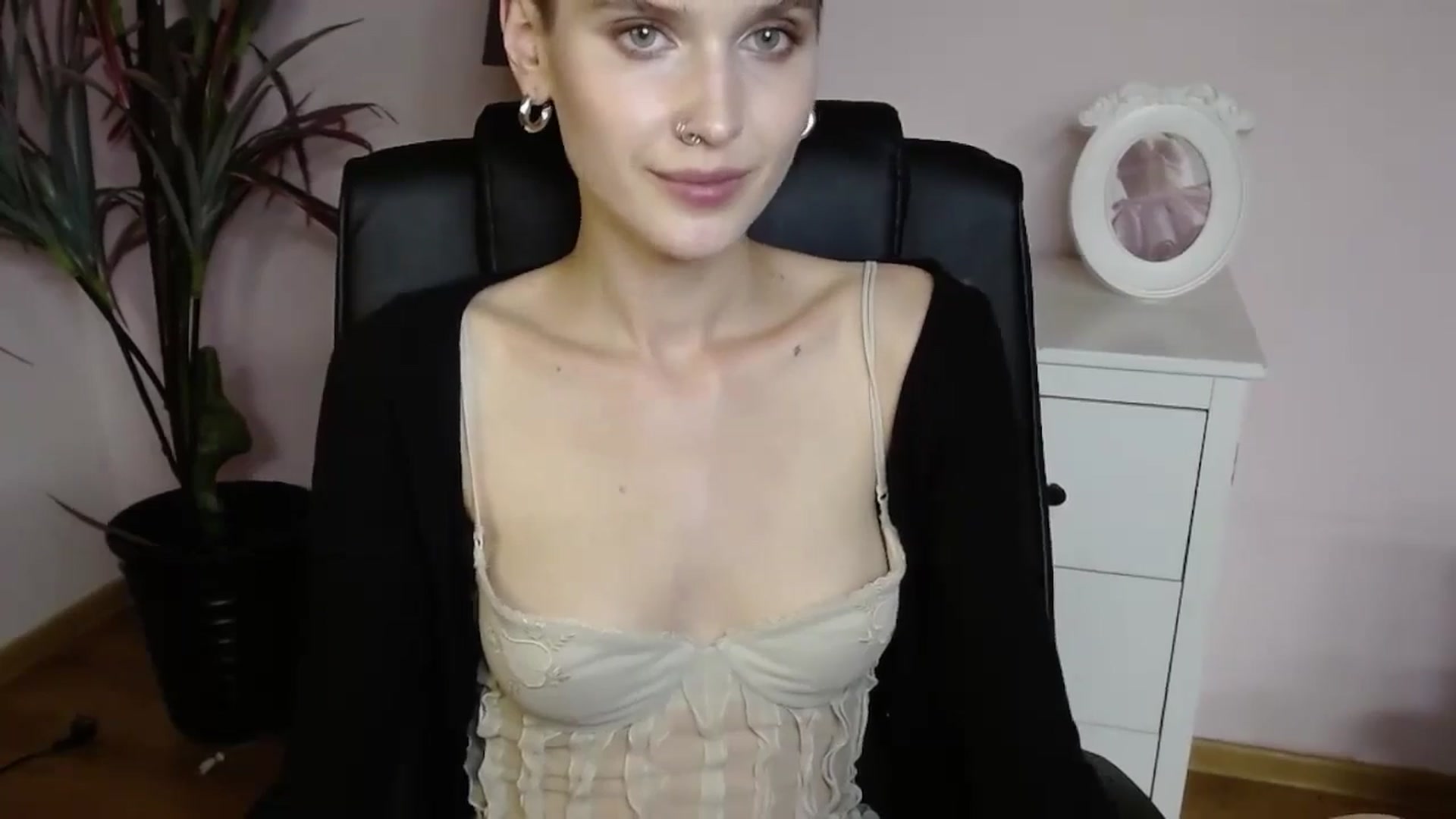 Gallery image thumbnail from SarahPassionX's myfreecams stream on, 05/19/2024, 20:32 image 10 of 20