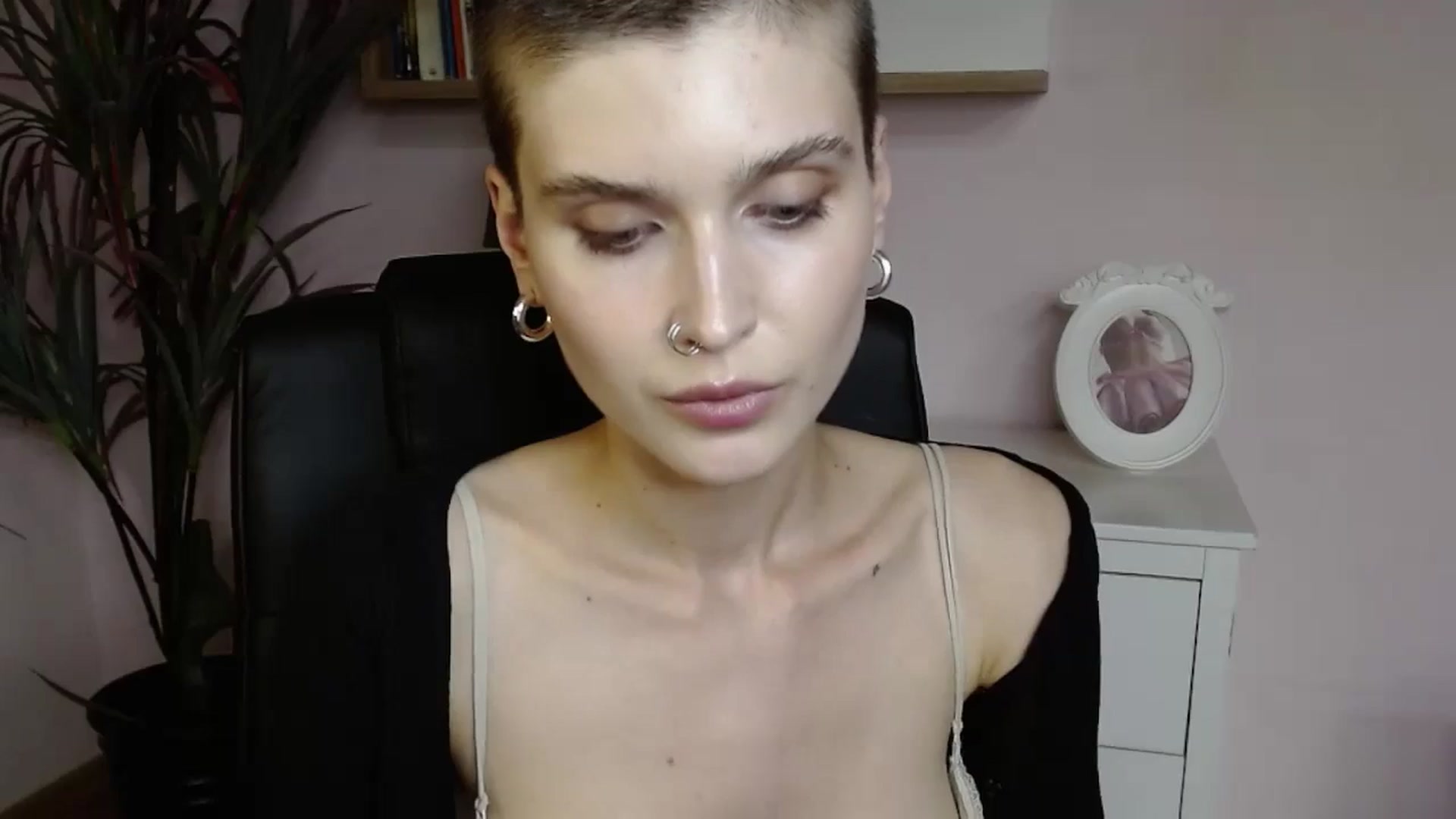 Gallery image thumbnail from SarahPassionX's myfreecams stream on, 05/19/2024, 20:32 image 18 of 20