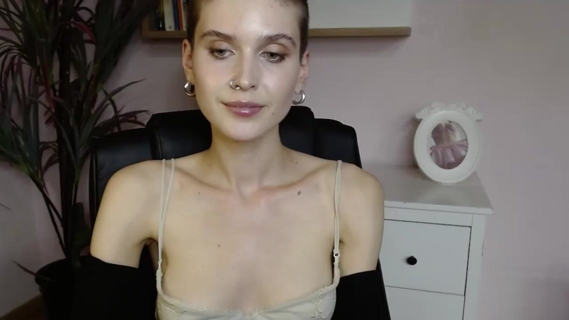 Gallery image thumbnail from SarahPassionX's myfreecams stream on, 05/19/2024, 20:32 image 14 of 20