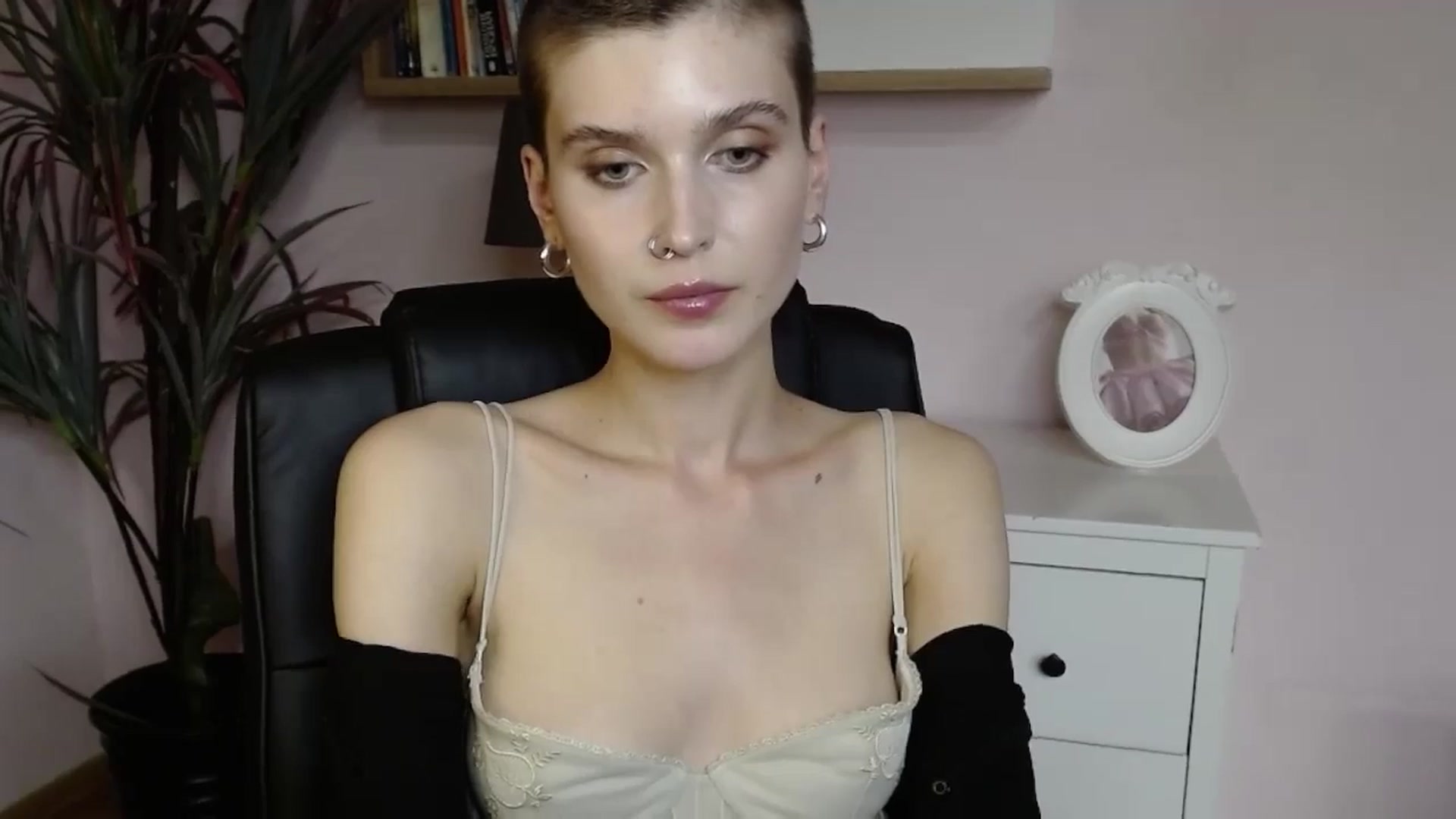 Gallery image thumbnail from SarahPassionX's myfreecams stream on, 05/19/2024, 20:32 image 13 of 20