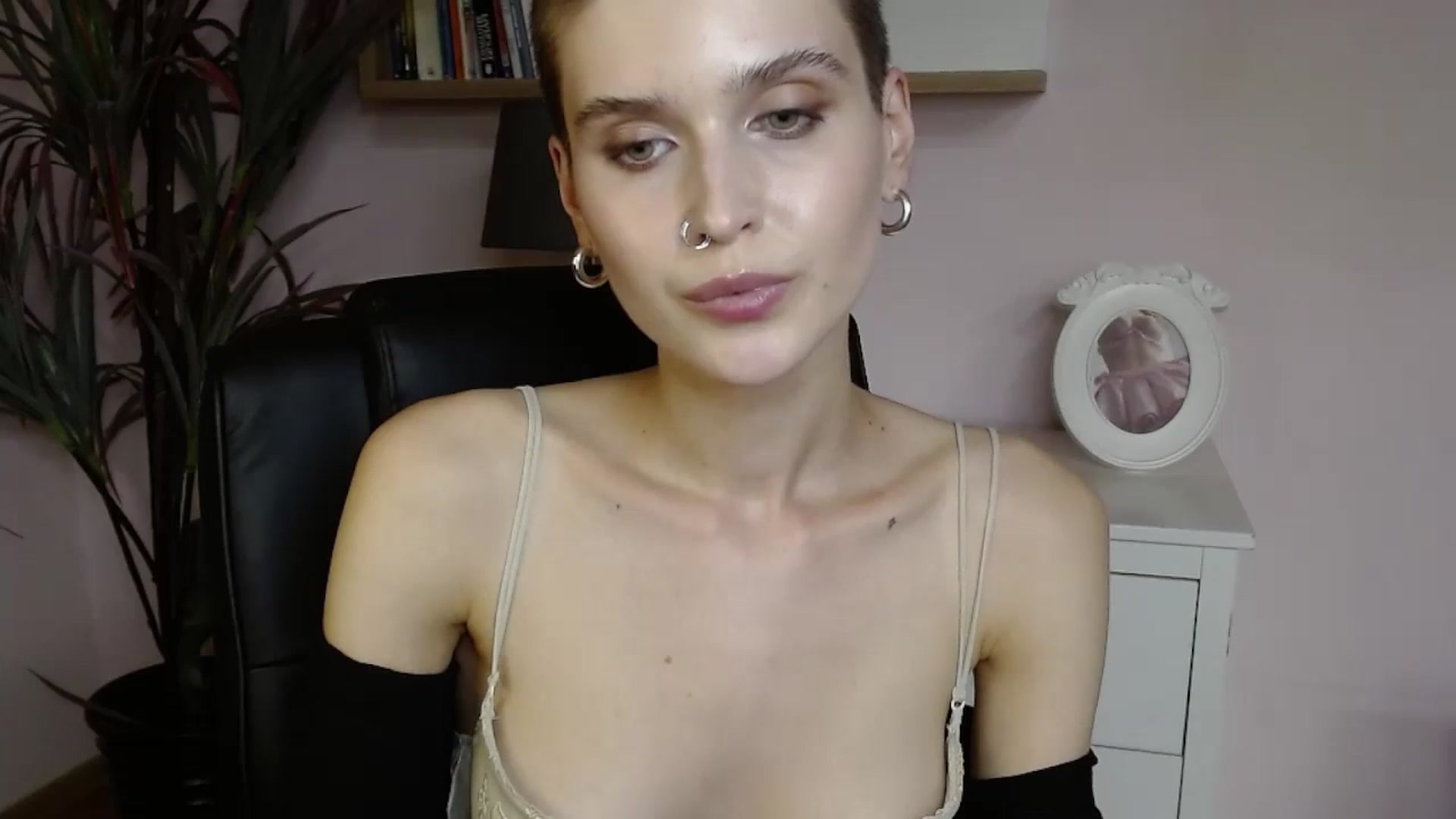 Gallery image thumbnail from SarahPassionX's myfreecams stream on, 05/19/2024, 20:32 image 15 of 20
