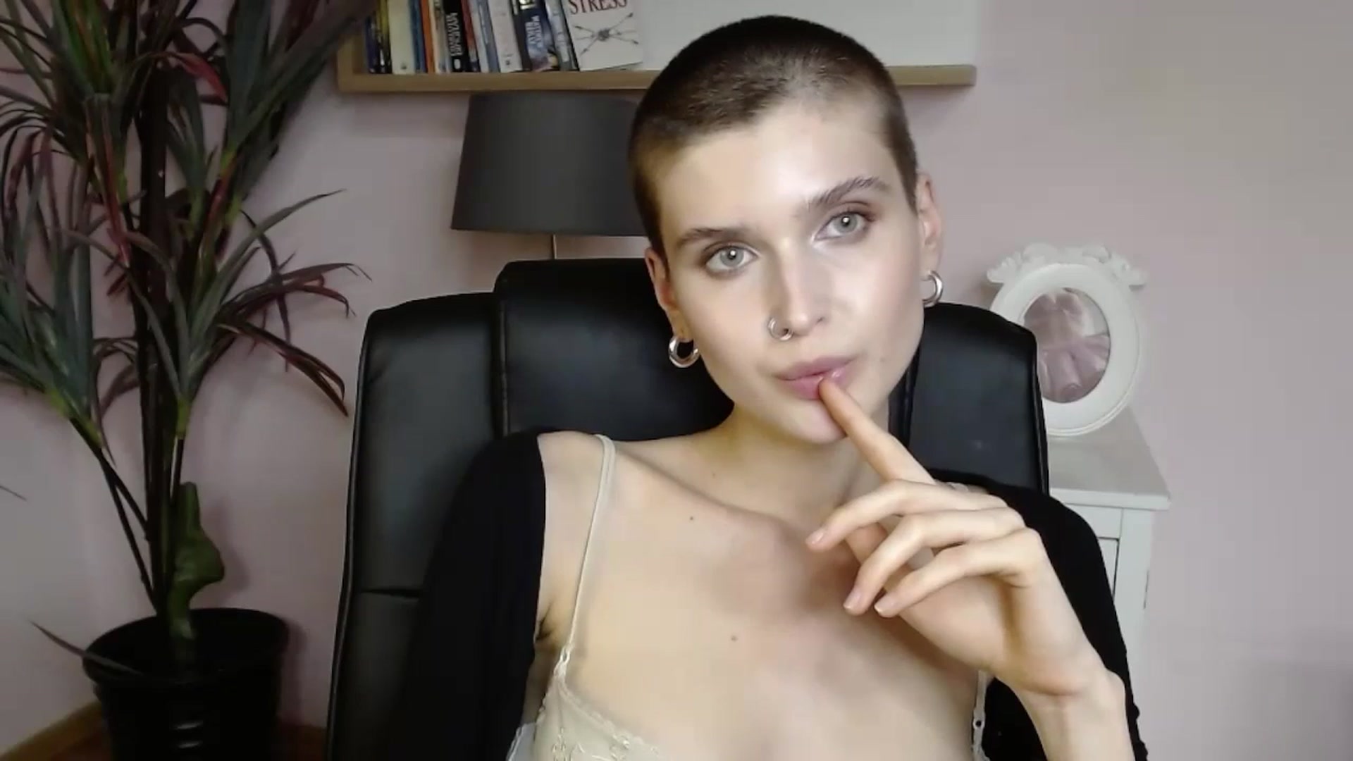 Gallery image thumbnail from SarahPassionX's myfreecams stream on, 05/19/2024, 20:32 image 20 of 20