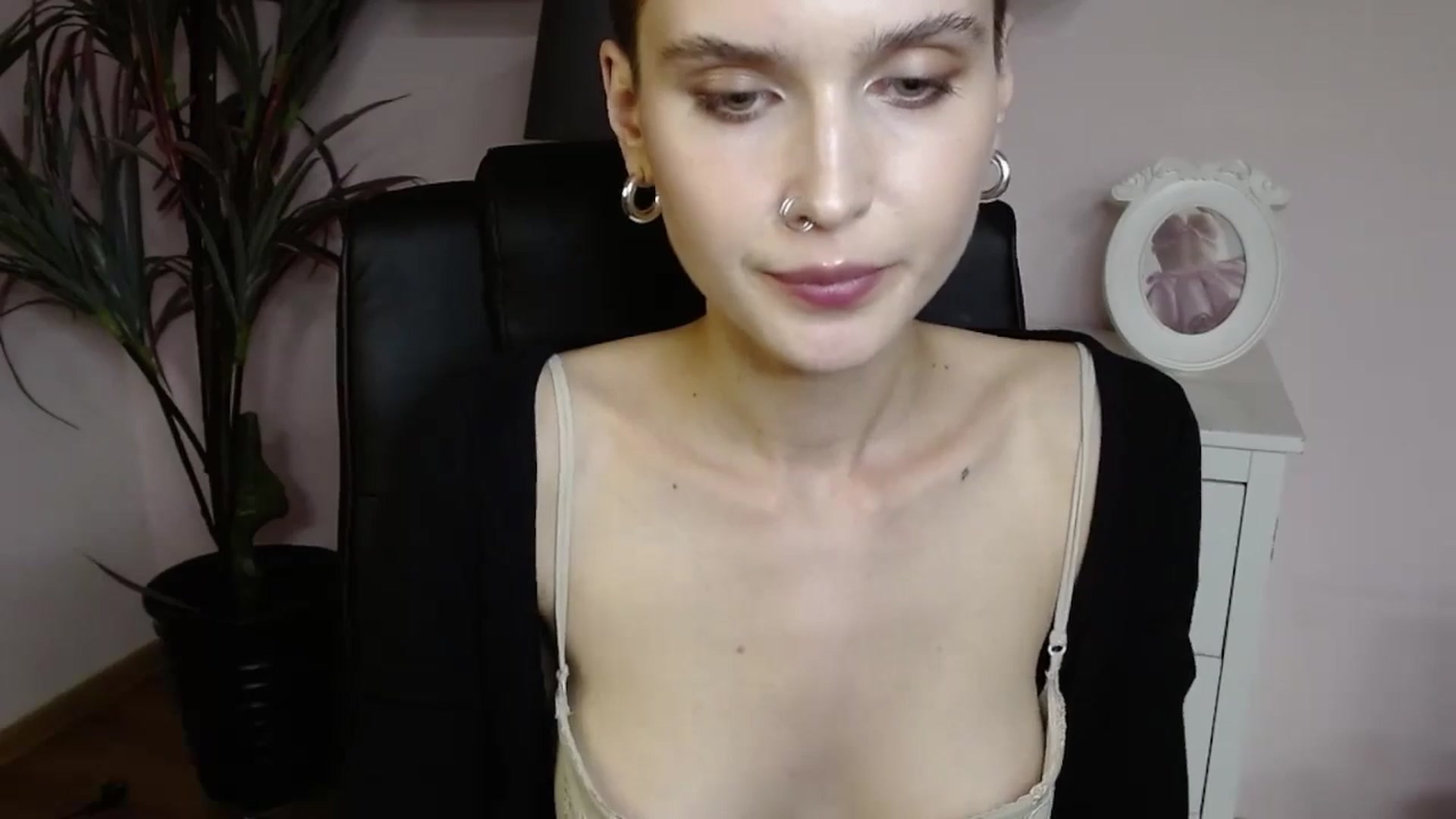Gallery image thumbnail from SarahPassionX's myfreecams stream on, 05/19/2024, 20:32 image 8 of 20