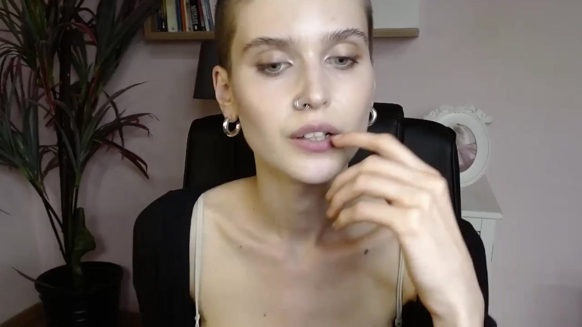 Gallery image thumbnail from SarahPassionX's myfreecams stream on, 05/19/2024, 20:32 image 19 of 20