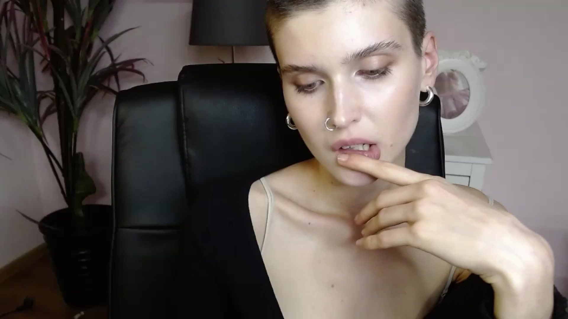 Gallery image thumbnail from SarahPassionX's myfreecams stream on, 05/19/2024, 20:32 image 1 of 20