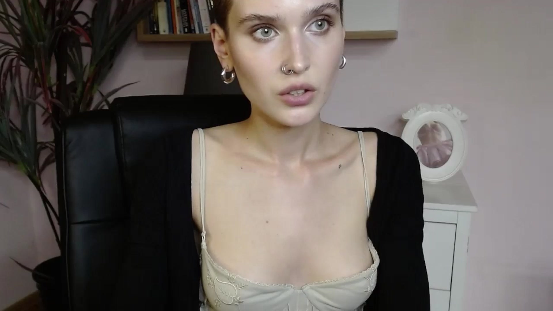 Gallery image thumbnail from SarahPassionX's myfreecams stream on, 05/19/2024, 20:32 image 12 of 20