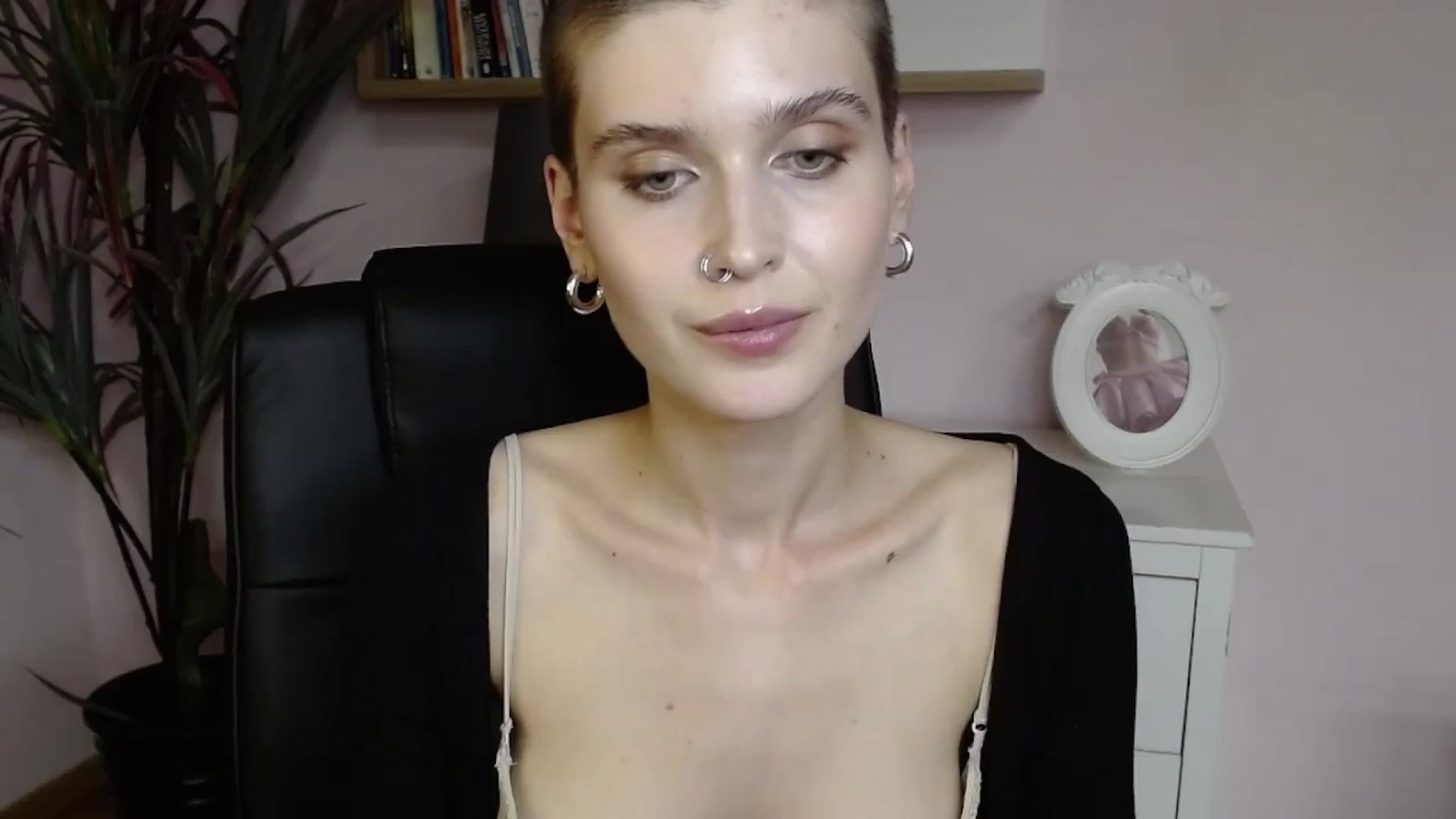 Gallery image thumbnail from SarahPassionX's myfreecams stream on, 05/19/2024, 20:32 image 7 of 20