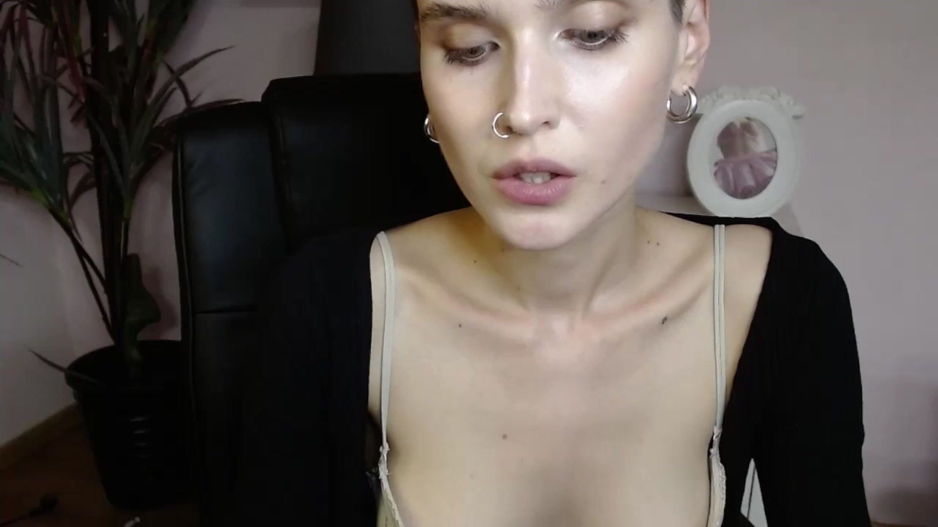 Gallery image thumbnail from SarahPassionX's myfreecams stream on, 05/19/2024, 20:32 image 4 of 20