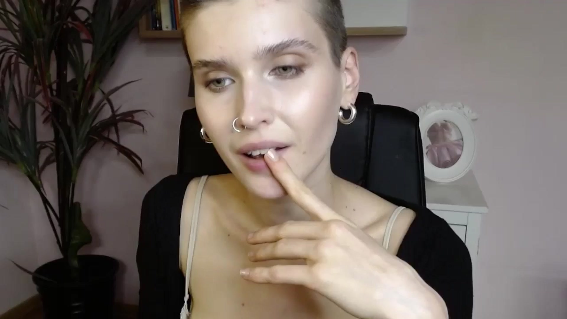 Gallery image thumbnail from SarahPassionX's myfreecams stream on, 05/19/2024, 20:32 image 5 of 20