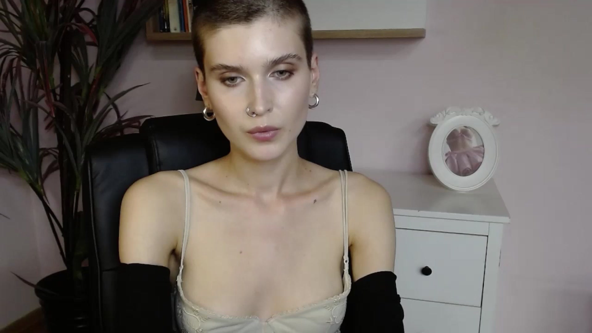 Gallery image thumbnail from SarahPassionX's myfreecams stream on, 05/19/2024, 20:32 image 17 of 20