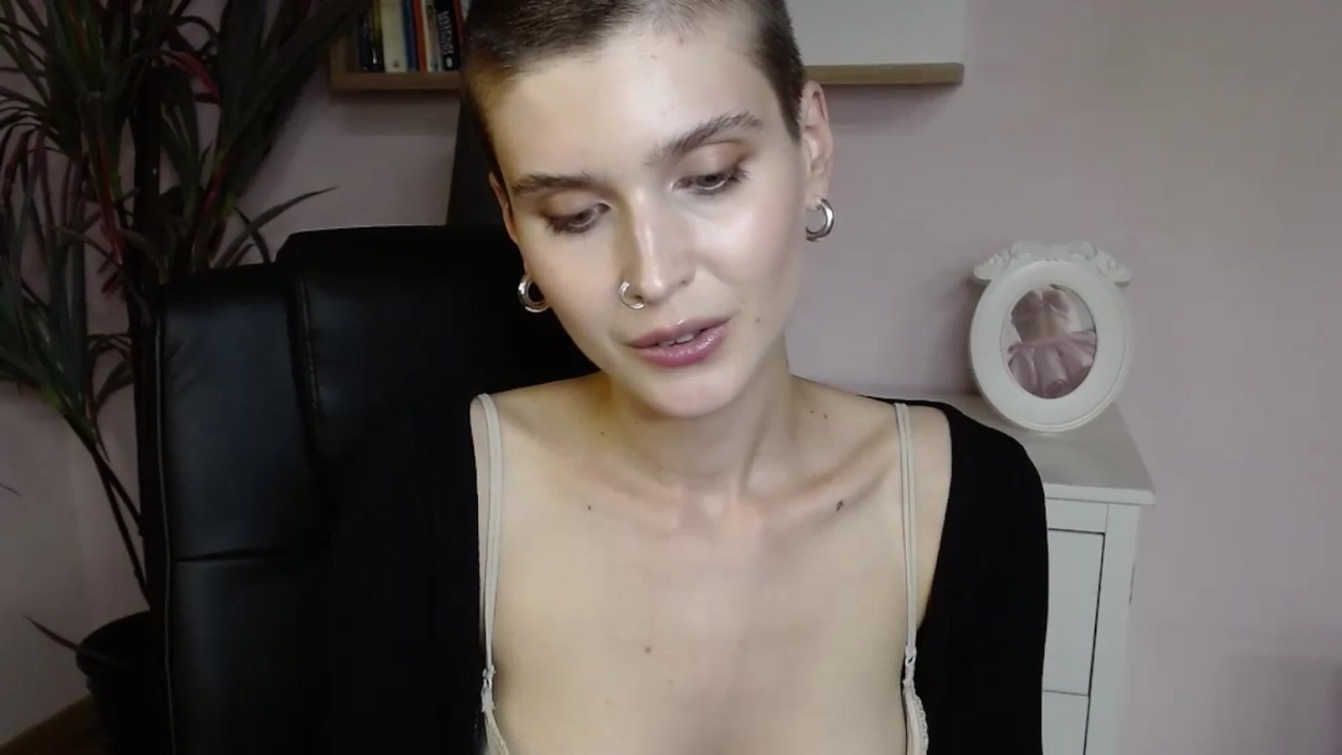 Gallery image thumbnail from SarahPassionX's myfreecams stream on, 05/19/2024, 20:32 image 6 of 20