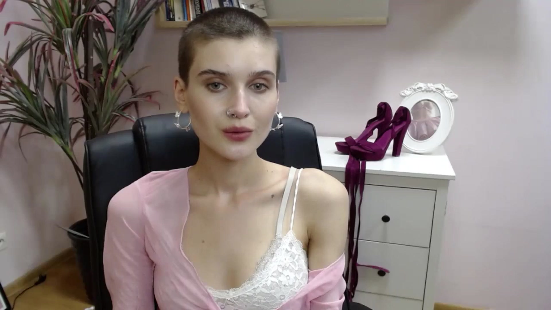 Gallery image thumbnail from SarahPassionX's myfreecams stream on, 05/21/2024, 15:57 image 12 of 20