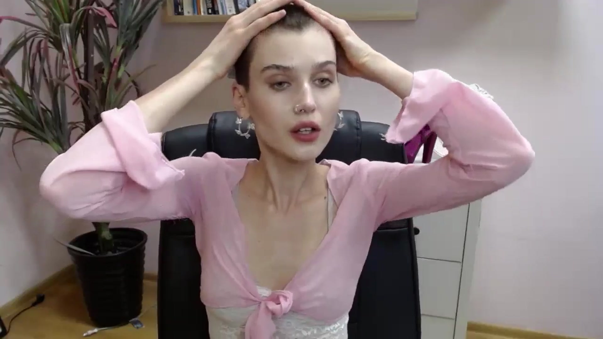Gallery image thumbnail from SarahPassionX's myfreecams stream on, 05/21/2024, 15:57 image 3 of 20