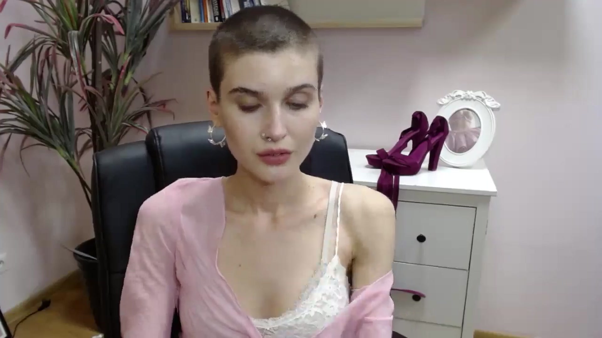 Gallery image thumbnail from SarahPassionX's myfreecams stream on, 05/21/2024, 15:57 image 10 of 20