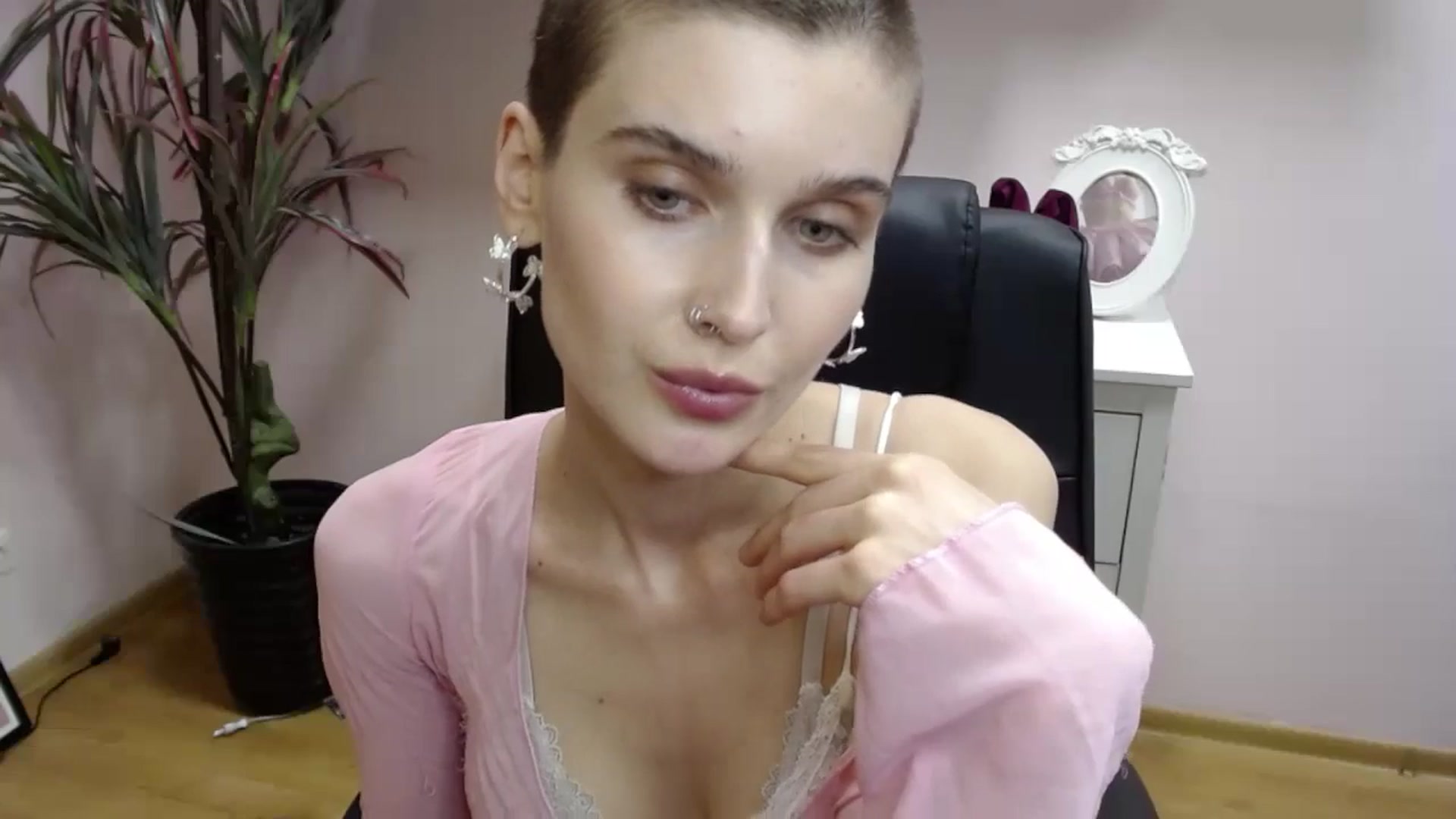 Gallery image thumbnail from SarahPassionX's myfreecams stream on, 05/21/2024, 18:02 image 12 of 20
