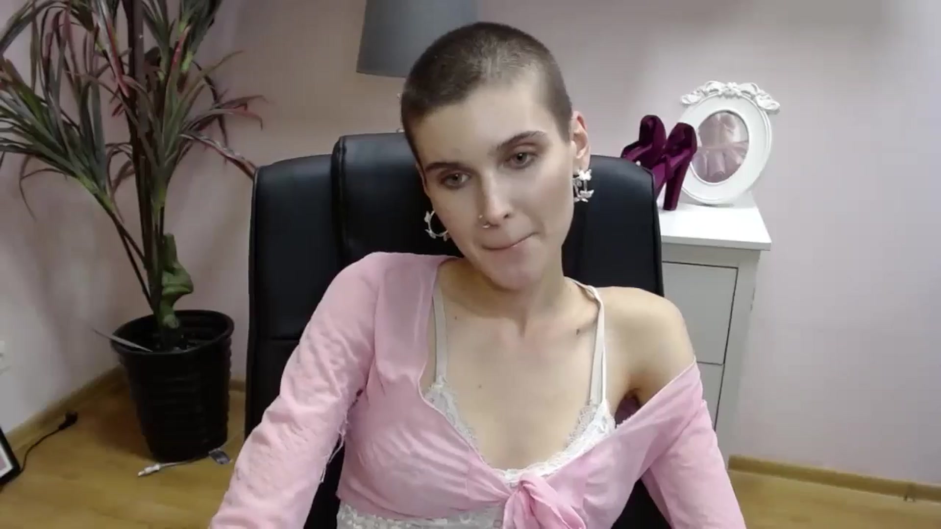 Gallery image thumbnail from SarahPassionX's myfreecams stream on, 05/21/2024, 18:02 image 7 of 20