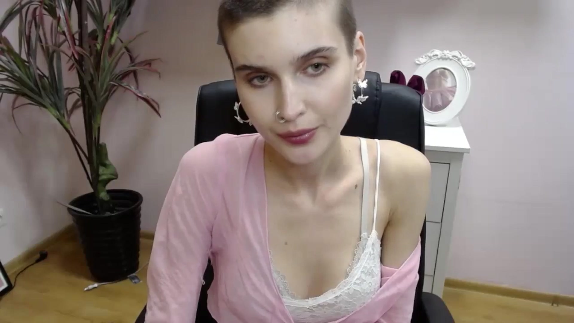Gallery image thumbnail from SarahPassionX's myfreecams stream on, 05/21/2024, 18:02 image 13 of 20