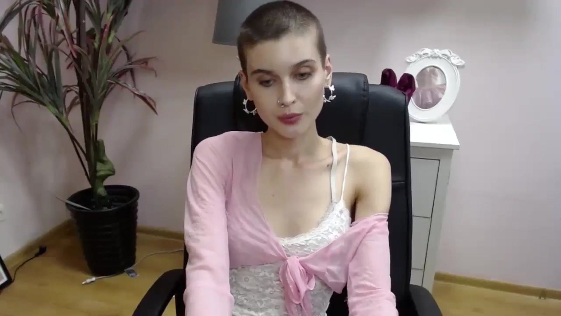 Gallery image thumbnail from SarahPassionX's myfreecams stream on, 05/21/2024, 18:02 image 14 of 20